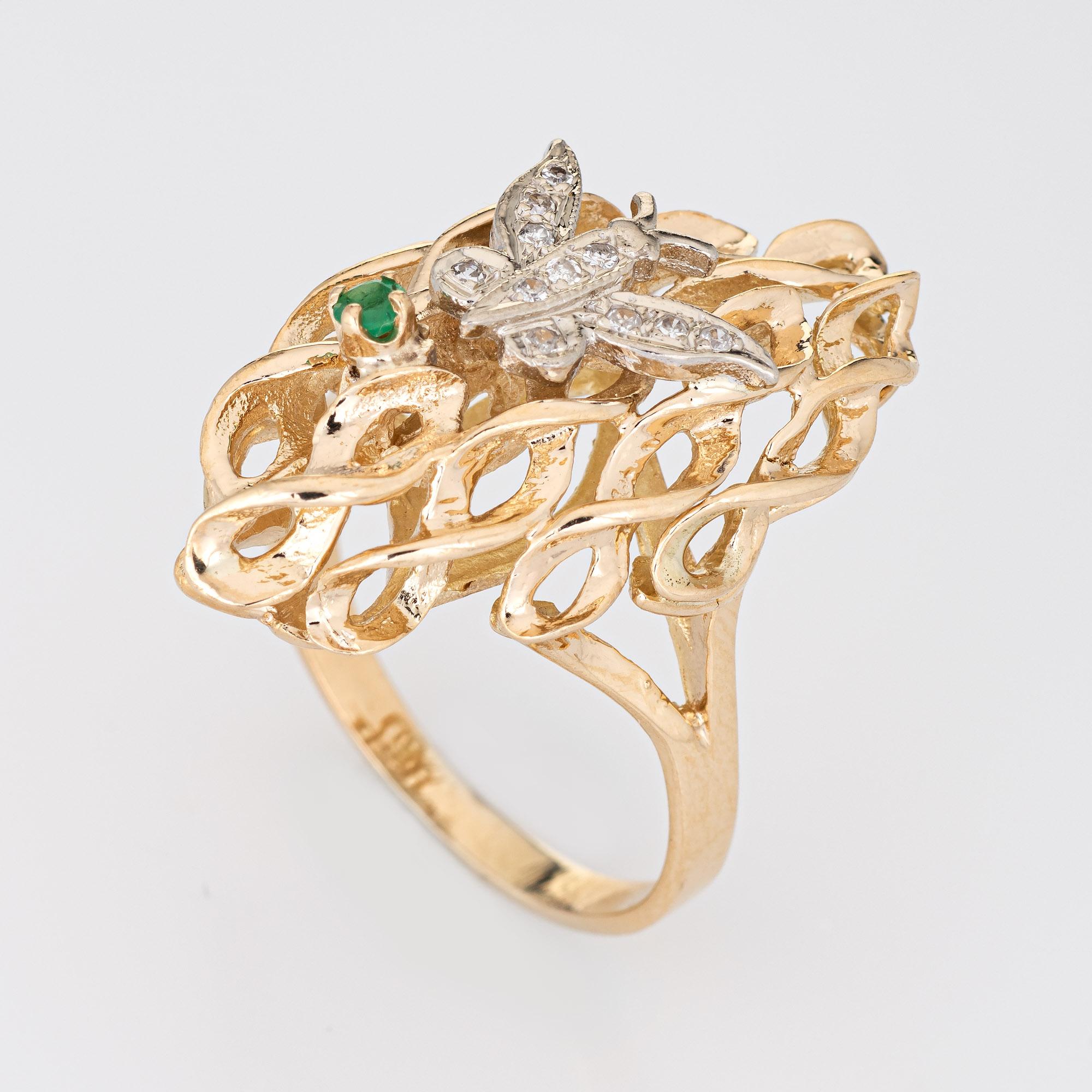 Elegante anillo vintage de mariposa de diamantes (circa años 70 a 80) elaborado en oro amarillo de 14 quilates. 

Los diamantes suman un total estimado de 0,05 quilates (color estimado I-J y claridad SI2-I2), acentuados con una esmeralda estimada de