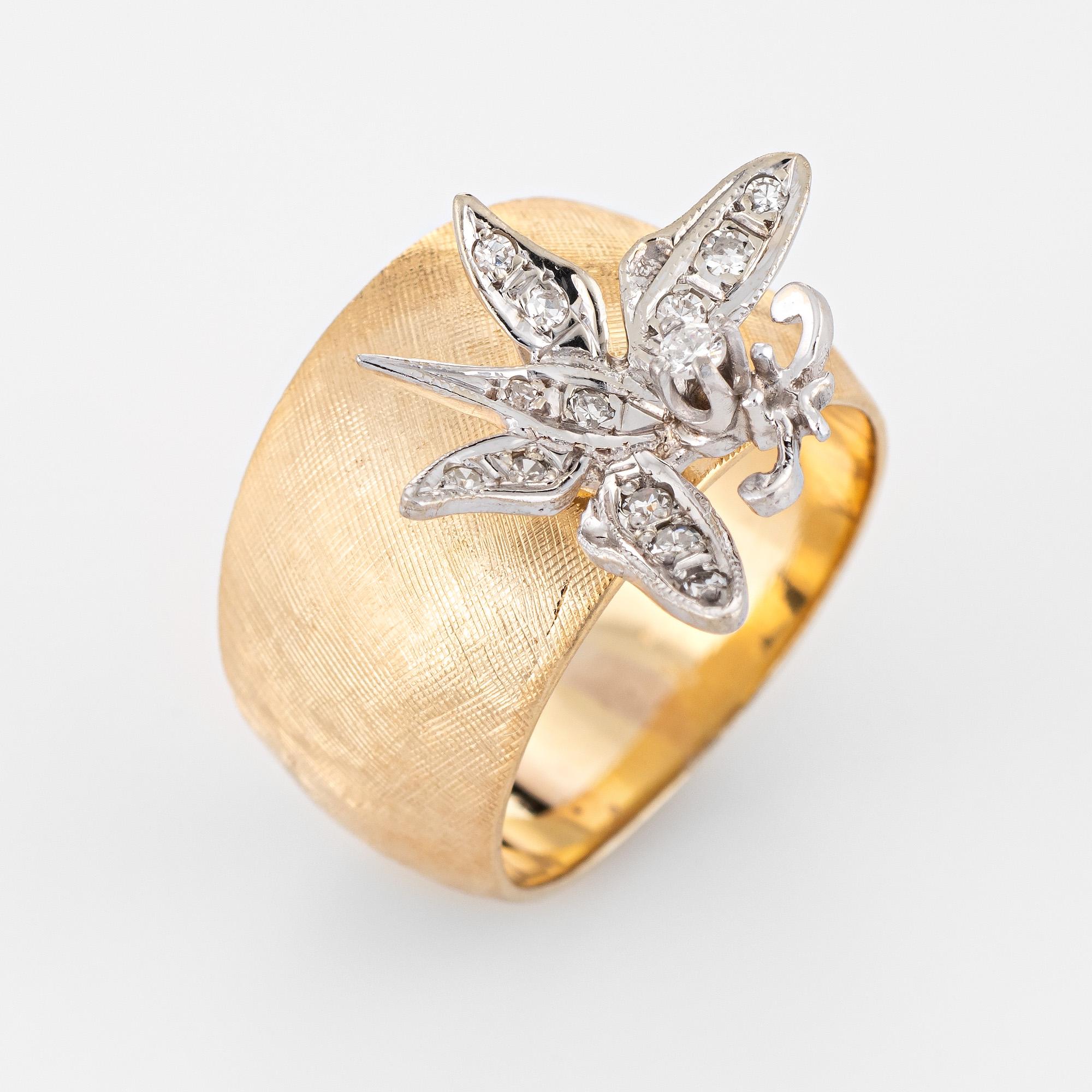 Stilvoller Vintage-Diamant-Schmetterlingsring (ca. 1960er bis 1970er Jahre) aus 14 Karat Gelbgold. 

Die Diamanten haben insgesamt schätzungsweise 0::12 Karat (geschätzte Farbe H-I und Reinheit VS2-SI2). 

Der Schmetterling sitzt auf dem Band in