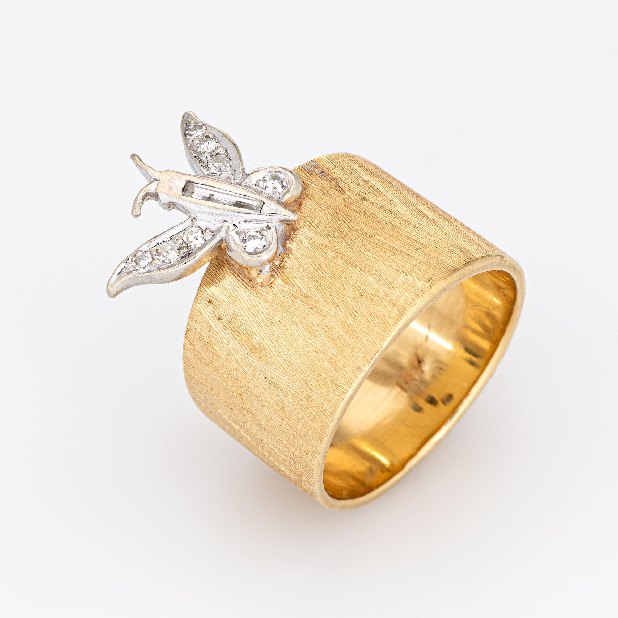 Stilvoller Vintage-Diamant-Schmetterlingsring (ca. 1960er bis 1970er Jahre) aus 14 Karat Gelbgold. 

Die Diamanten haben insgesamt schätzungsweise 0::12 Karat (geschätzte Farbe H-I und Reinheit VS2-SI2). 

Der Schmetterling sitzt auf dem Band in