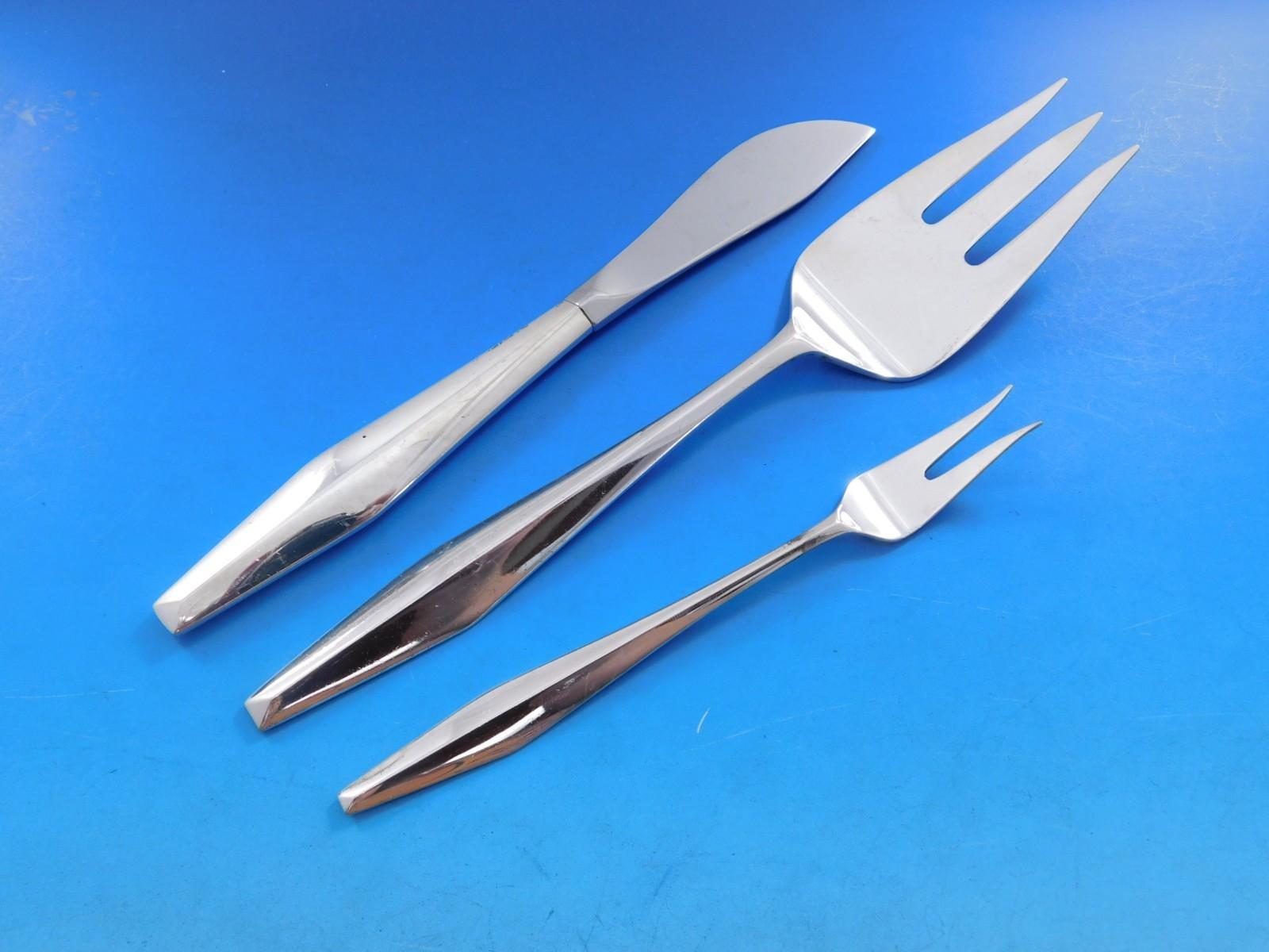 Diamond by Reed and Barton Sterling Silver Flatware Set for 18 Service 101 pcs For Sale 2
