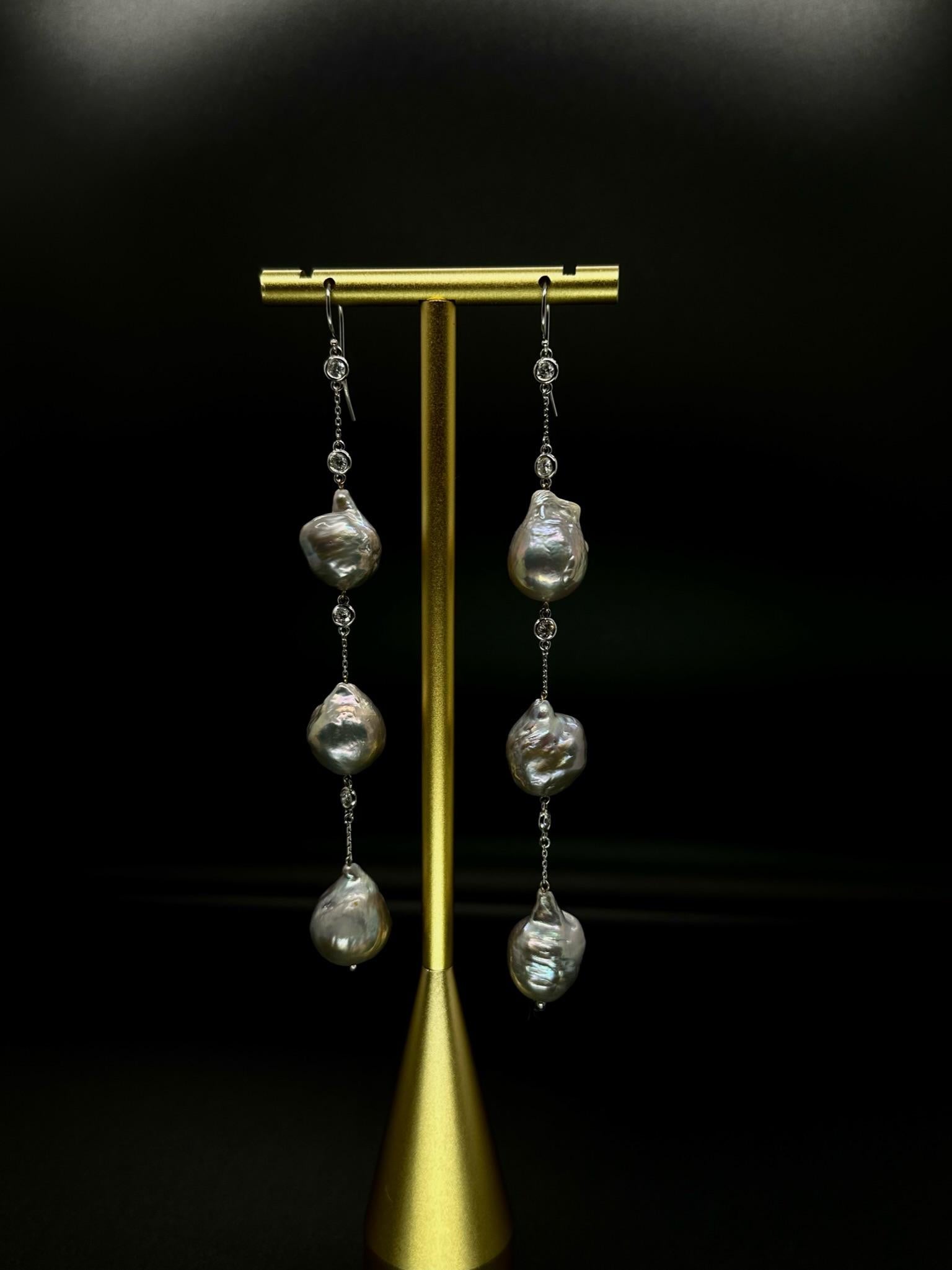 
Dettagli del prodotto

4 stazioni con lunetta di diamanti (ogni coppia)

8  totale dei diamanti

peso totale dei diamanti: 0,40ct (coppia)

Qualità del diamante Nature: GHSI1

6 Perle barocche grigie d'acqua dolce

Oro bianco massiccio 14 k. 

amo