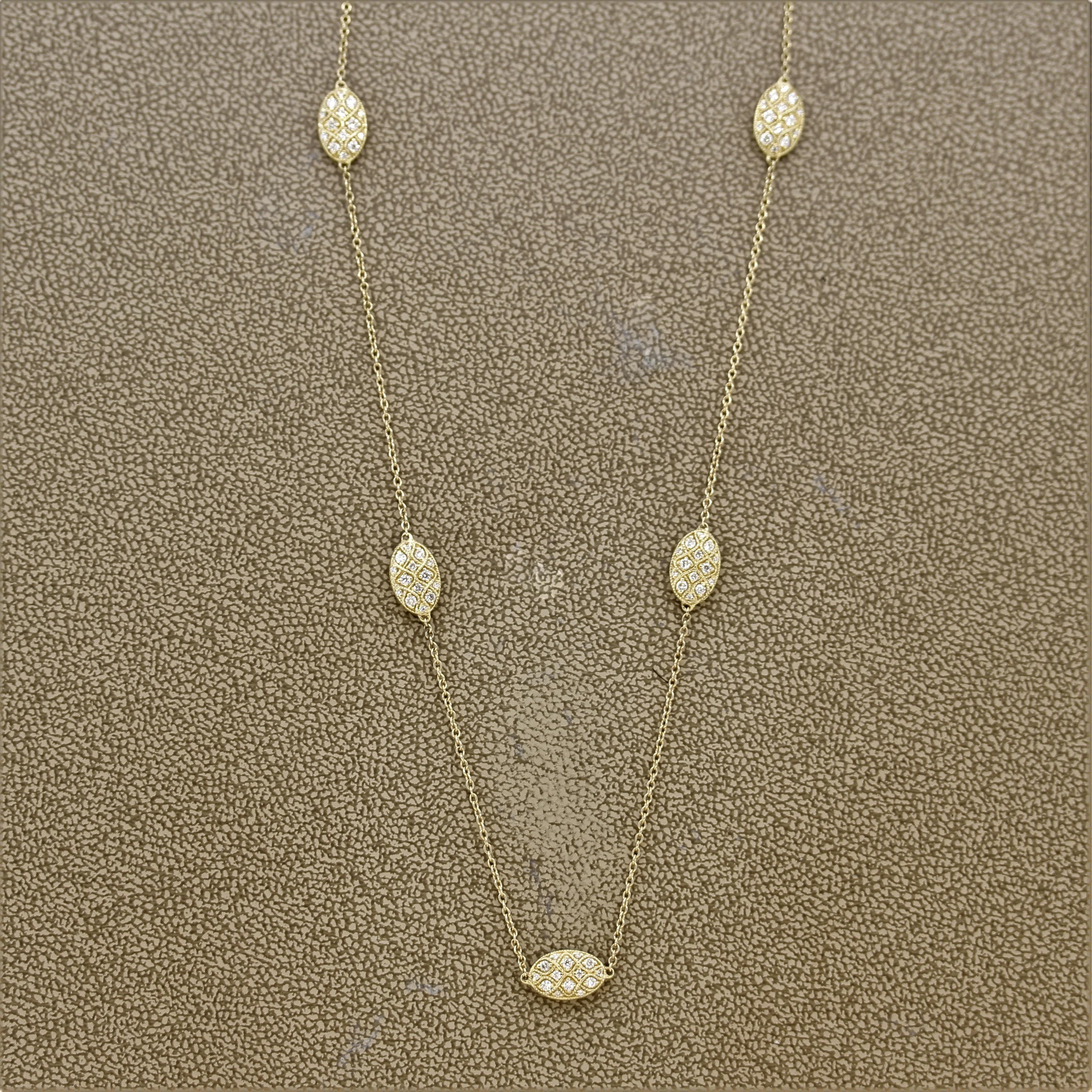 Una rivisitazione moderna della classica collana Diamonds by the Yard! Presenta 5 medaglioni in oro giallo con diamanti rotondi taglio brillante incastonati sul fronte e sul retro. Un totale di 0,95 carati sono incastonati nei 5 medaglioni che sono