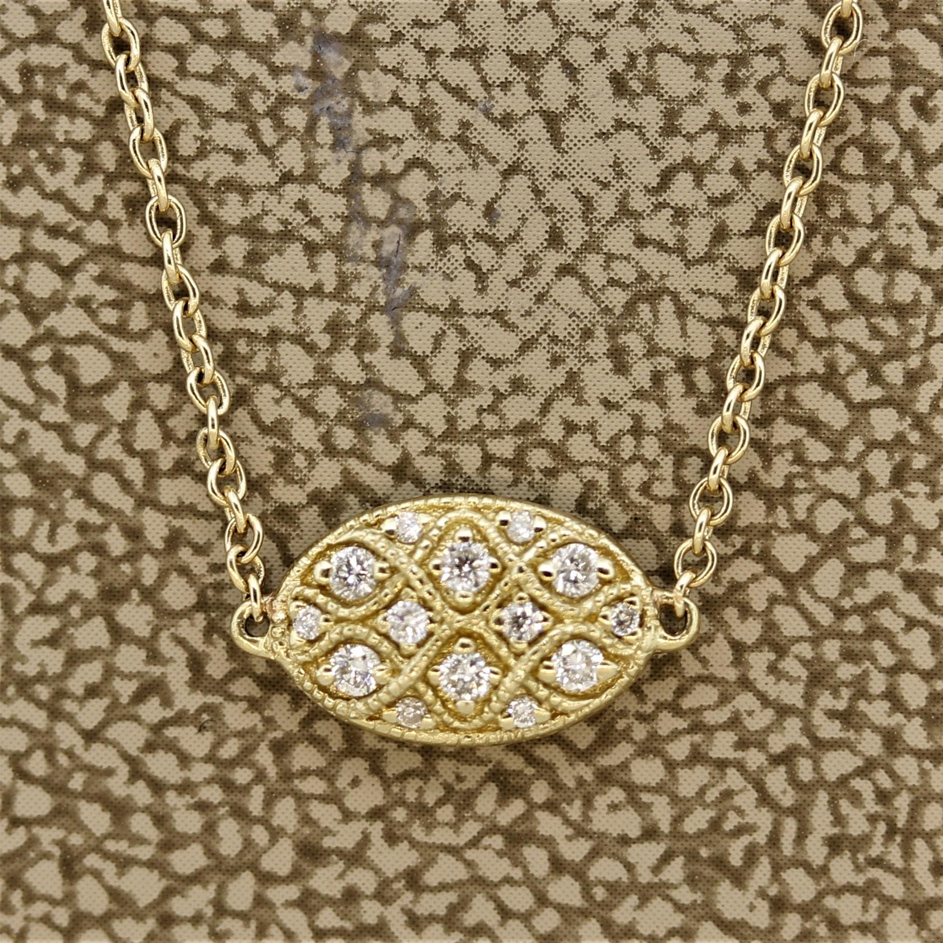 Taglio rotondo Collana con medaglione d'oro con diamante a metro in vendita