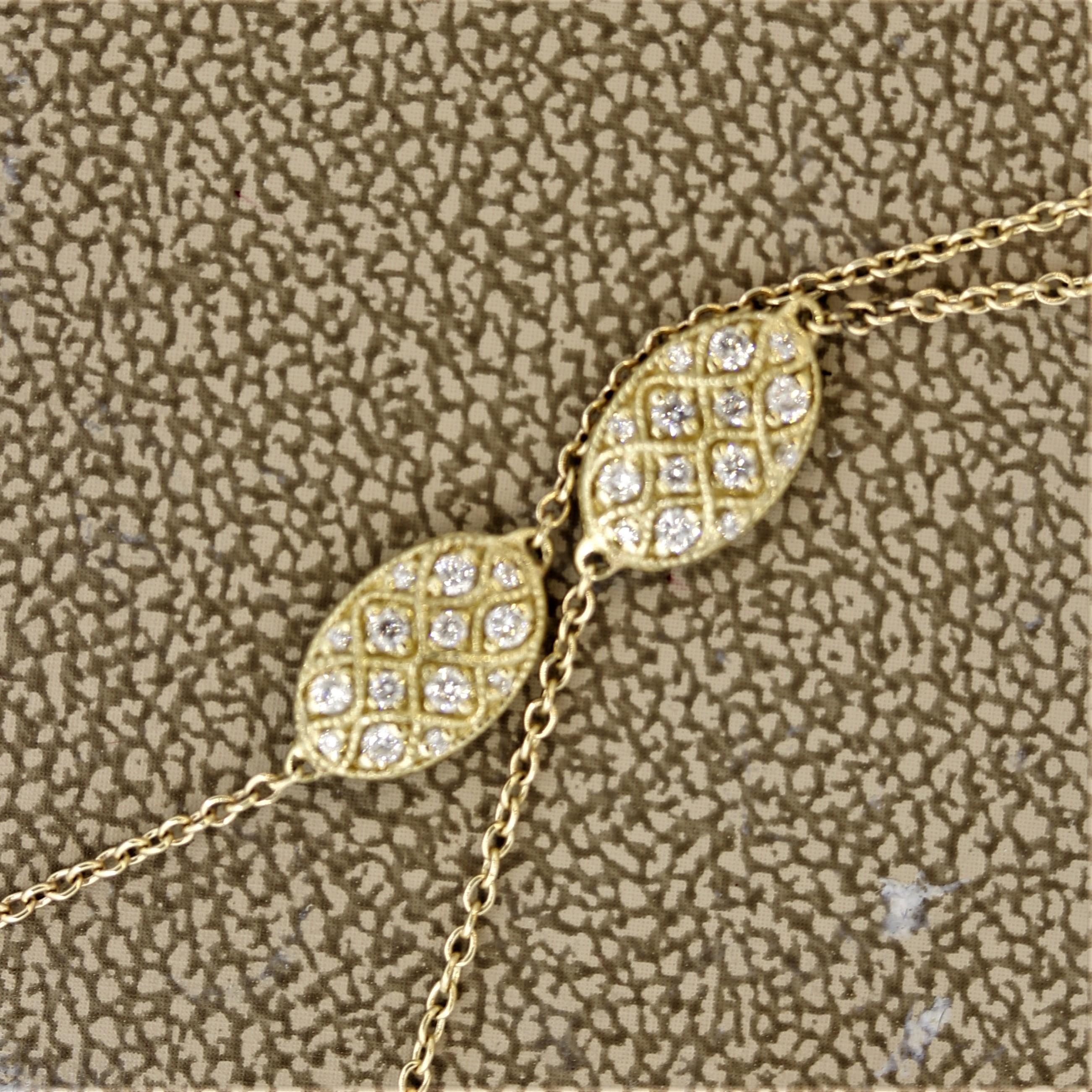 Collana con medaglione d'oro con diamante a metro In condizioni Nuovo in vendita a Beverly Hills, CA