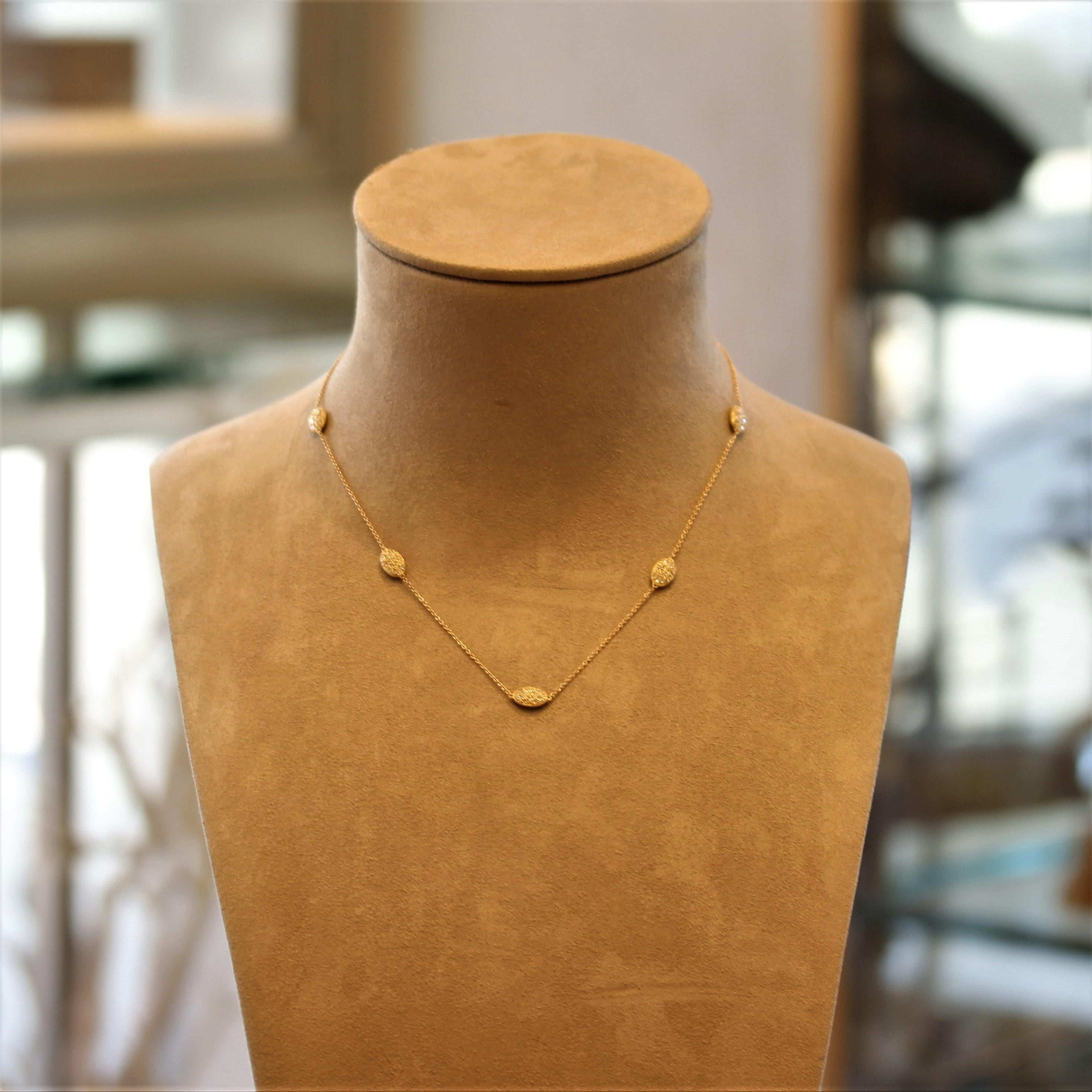Donna Collana con medaglione d'oro con diamante a metro in vendita