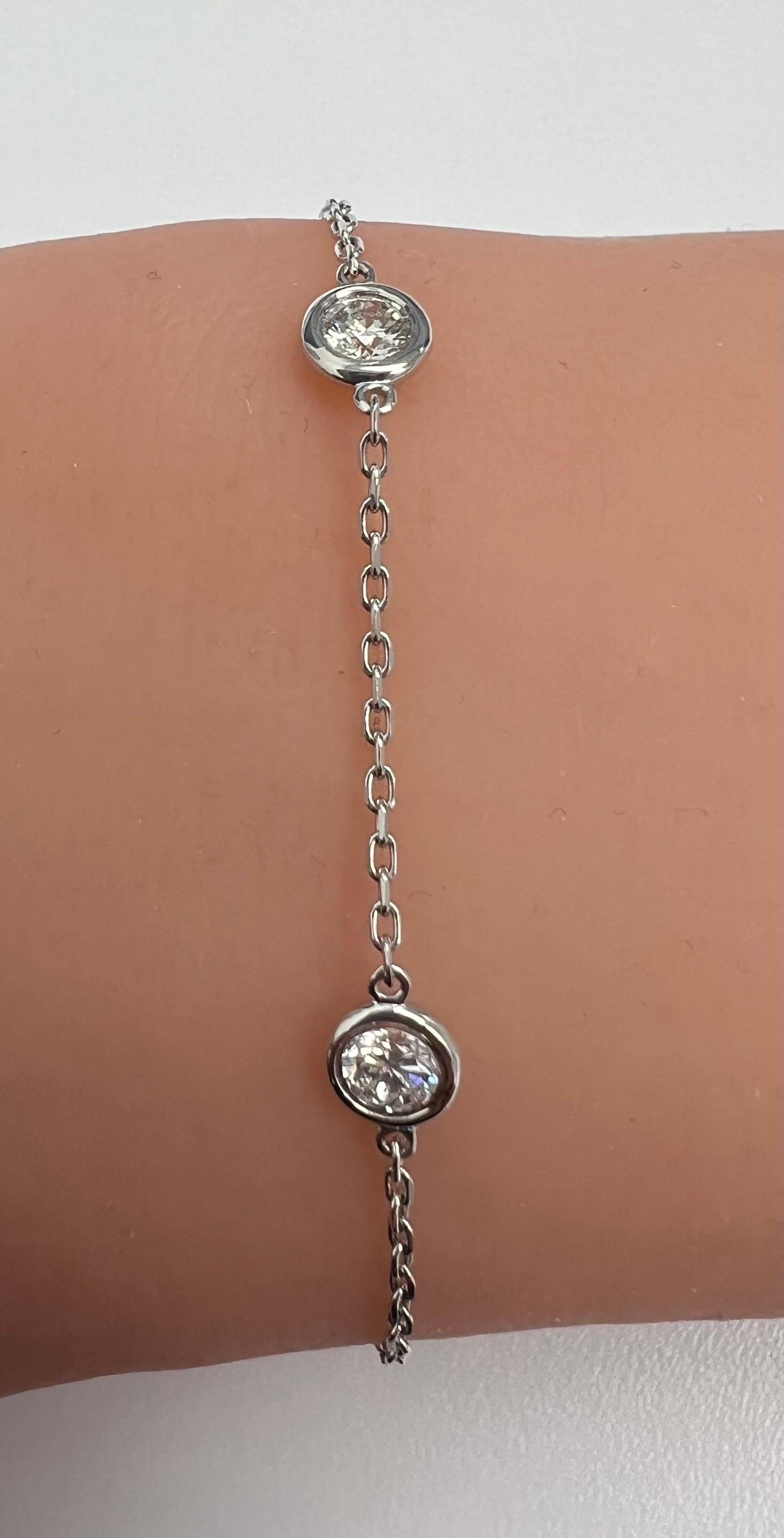 Taille brillant Bracelet en or blanc 14k Diamond By The Yards avec 5 diamants naturels en vente