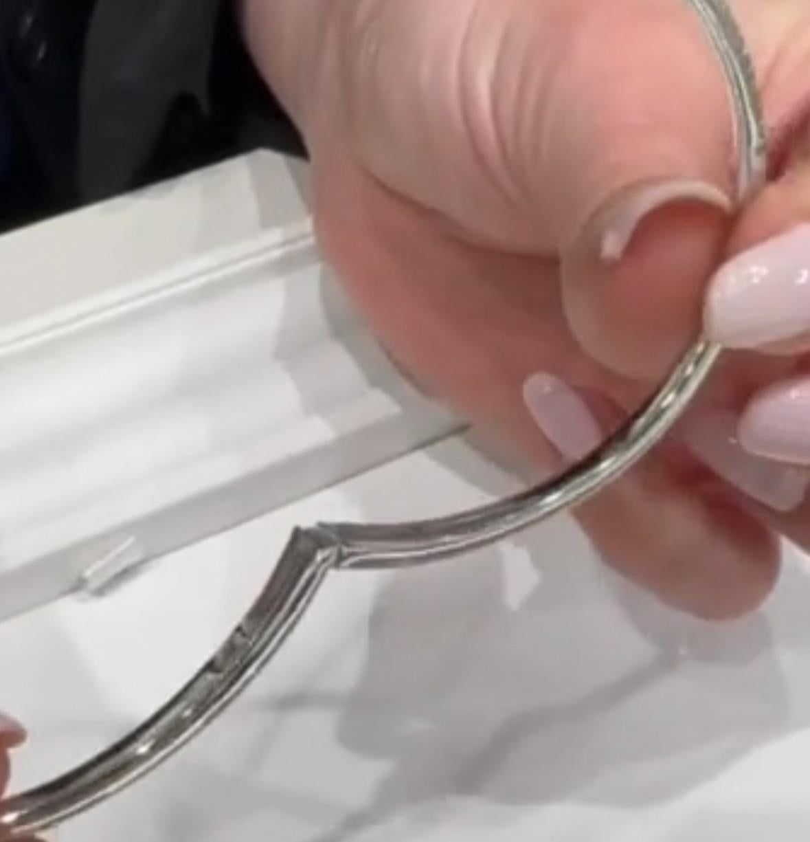 Bypass-Armreif aus 14 Karat Weißgold mit Diamanten in Birnenform und Diamant-Akzent im Angebot 1
