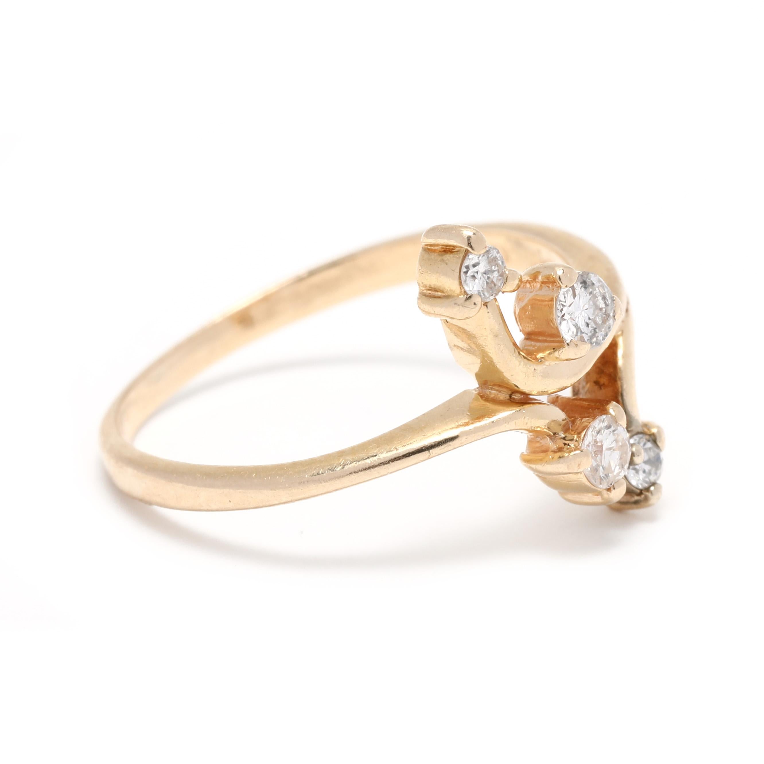 Diese atemberaubende 0,20ctw Diamant Bypass-Ring ist in 14K Gelbgold gefertigt und ist eine Größe 6,75. Perfekt für einen besonderen Anlass ist dieser Diamant-Cluster-Ring im Crossover-Design mit runden Brillanten in einer Zackenfassung. Sein