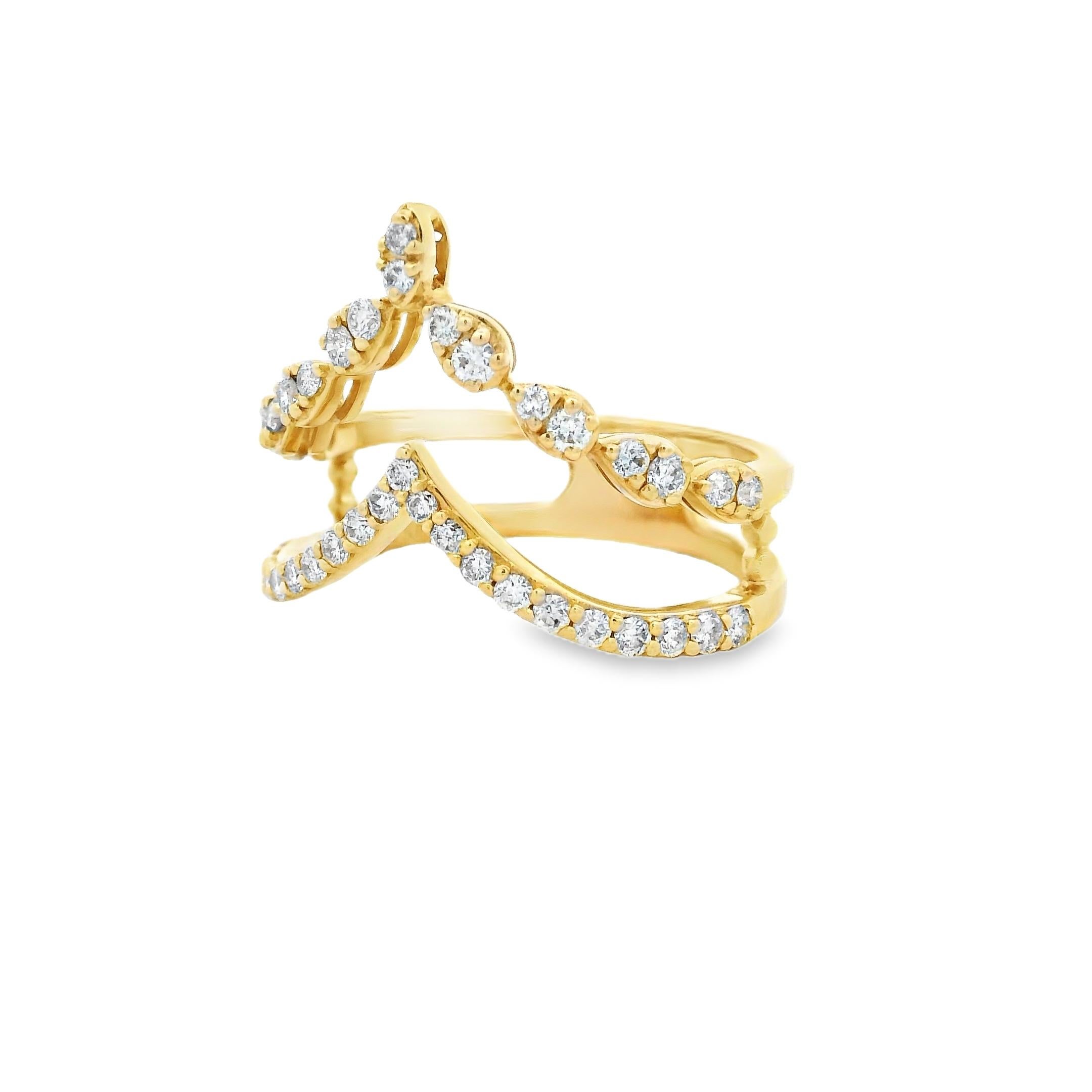 Sculptée dans un riche or jaune 14 carats, cette bague à diamants de style bypass présente des courbes fluides et un raffinement étincelant. Serti de 39 diamants ronds de taille brillant totalisant 0,53 carat, le design s'enroule délicatement autour