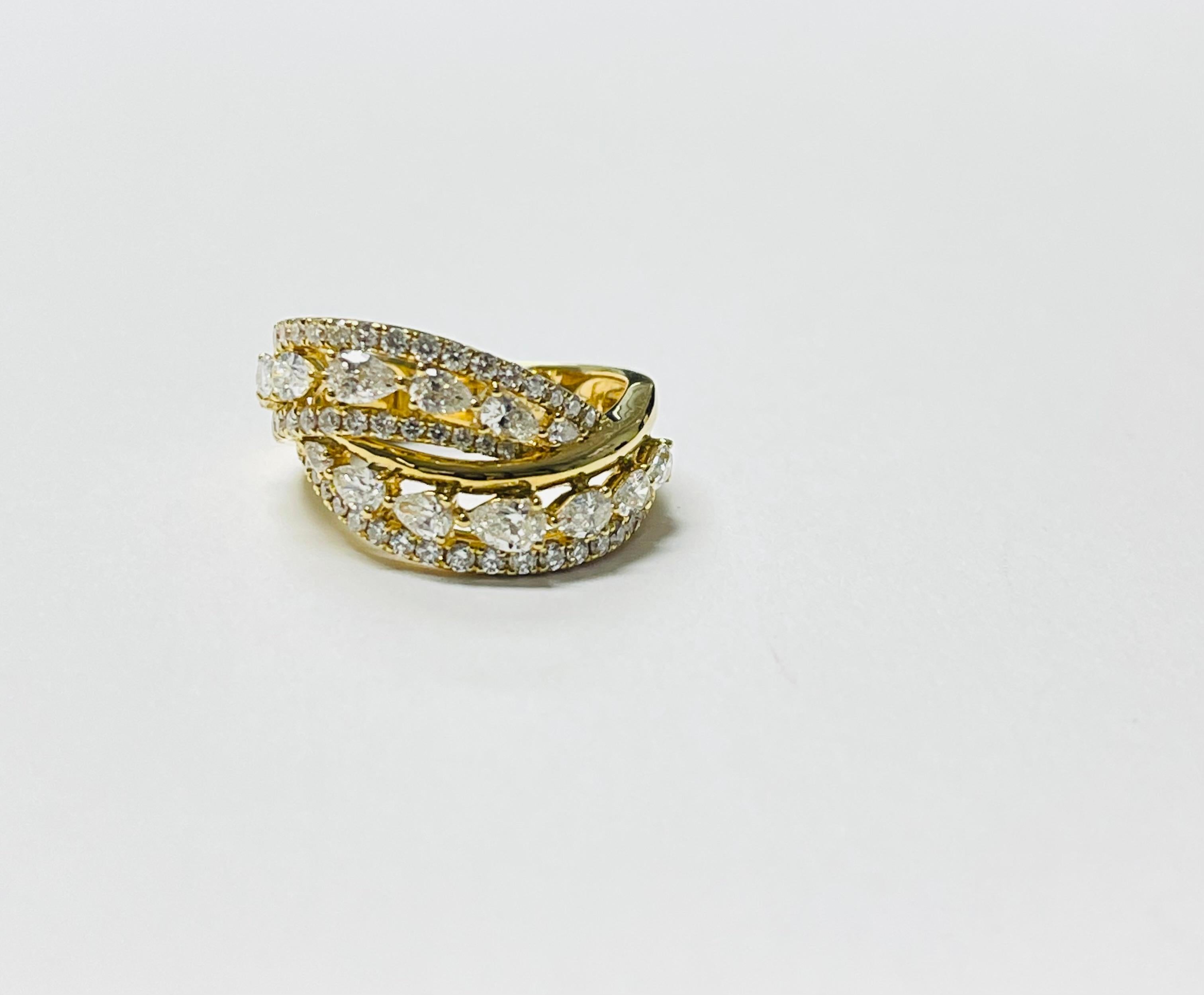 Contemporain Diamond ByPass Ring In 18 Karat Yellow Gold. en vente