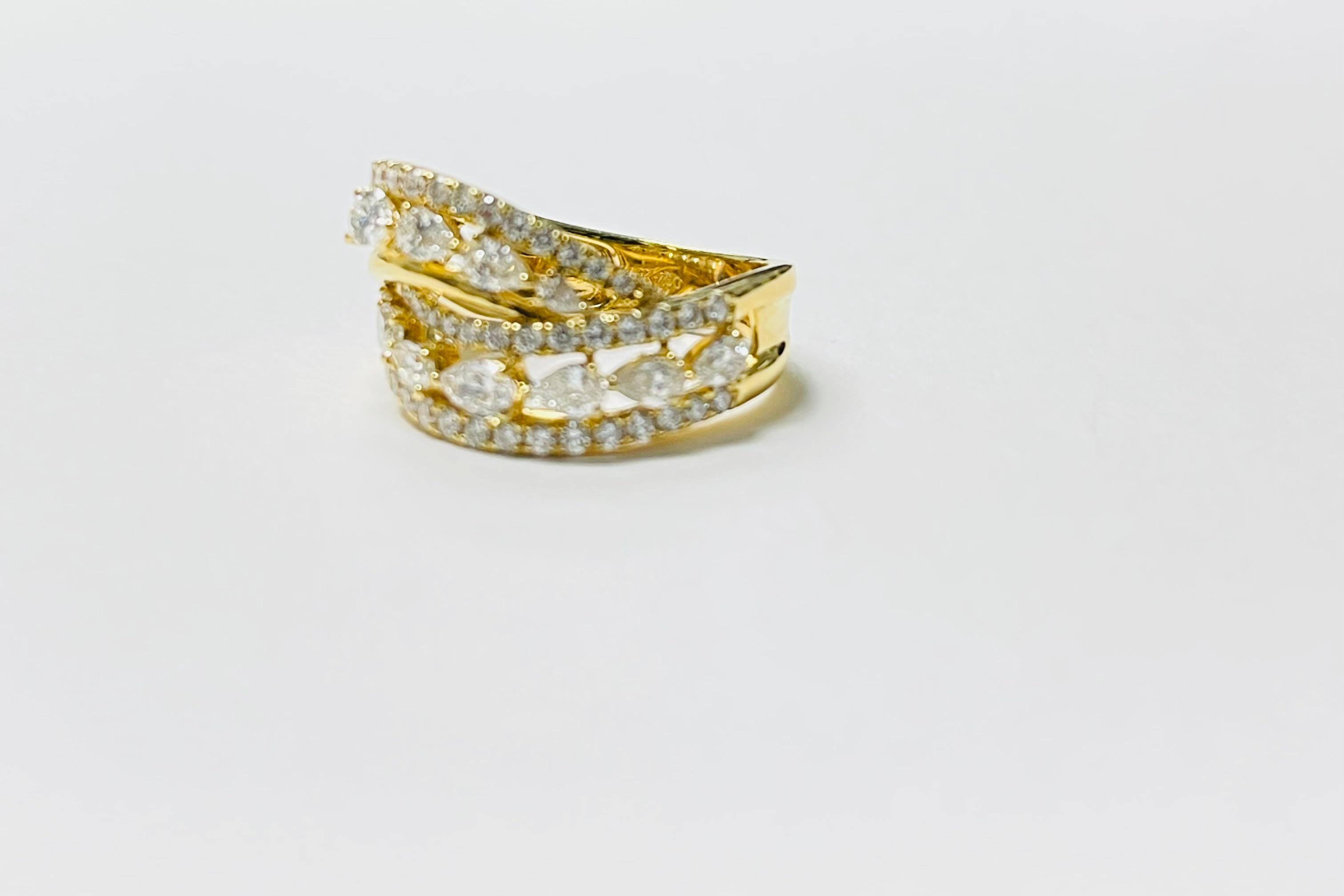 Taille poire Diamond ByPass Ring In 18 Karat Yellow Gold. en vente