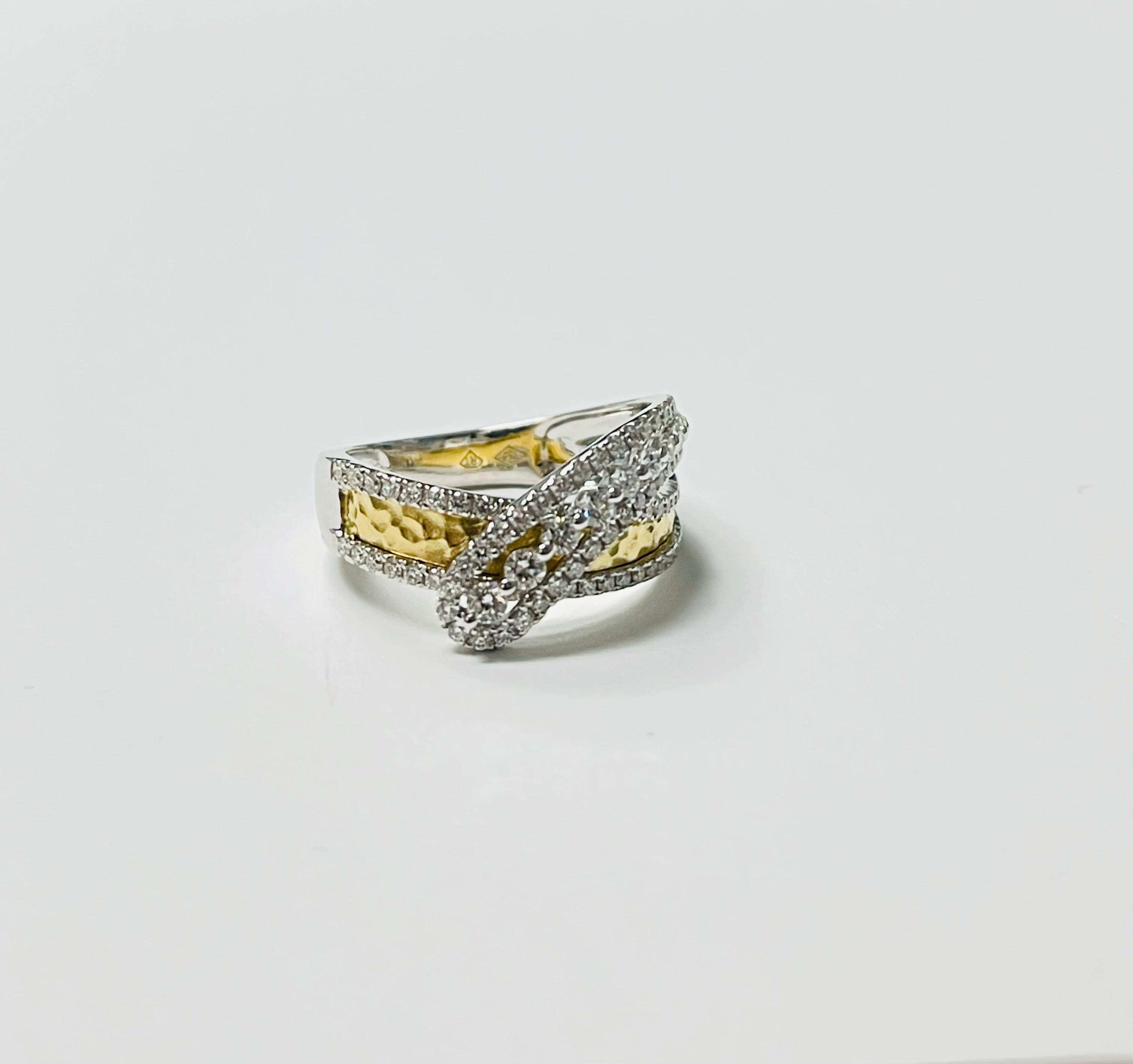 Diamond ByPass Ring In White and Yellow Gold. (Zeitgenössisch) im Angebot