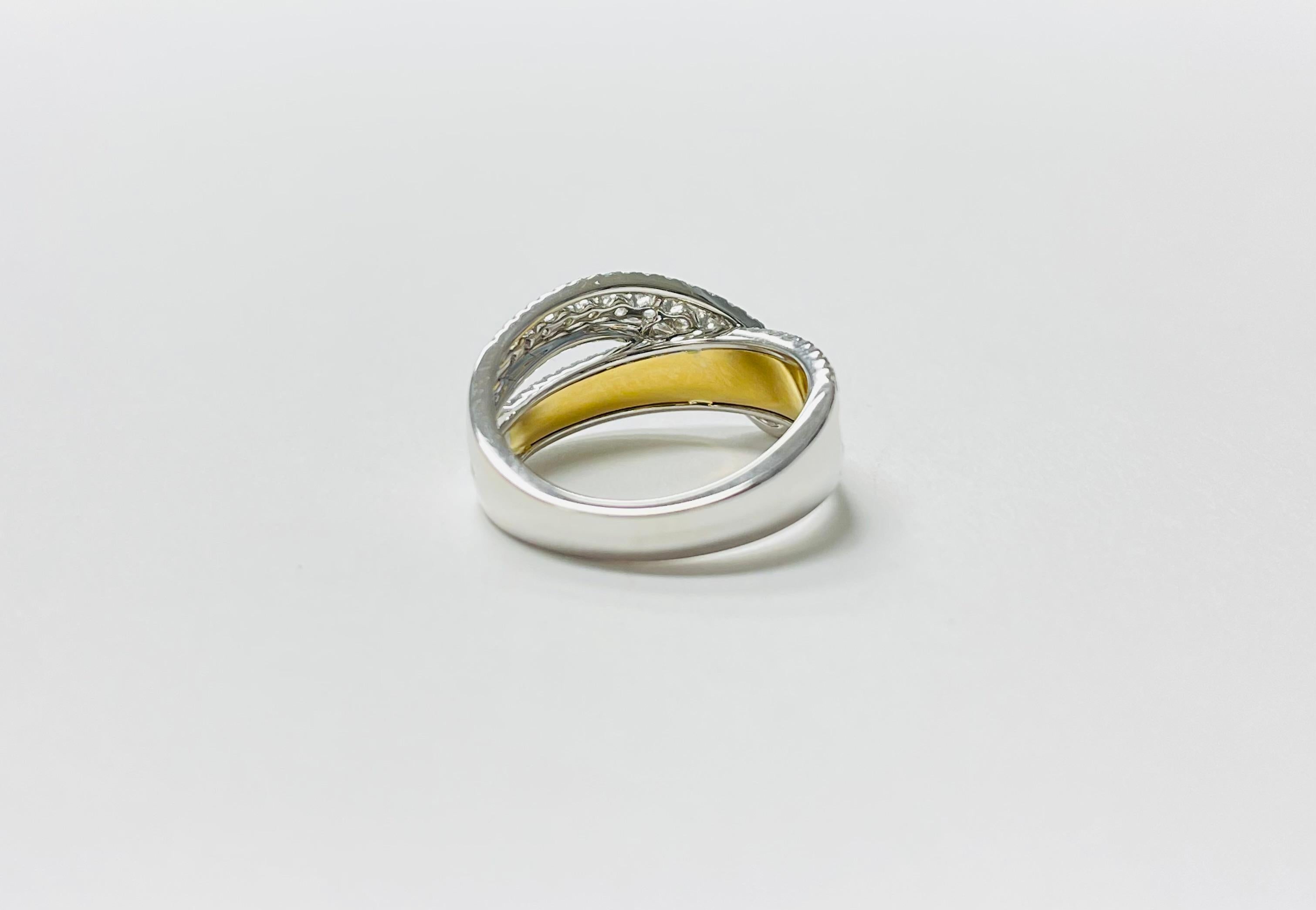Diamond ByPass Ring In White and Yellow Gold. (Rundschliff) im Angebot