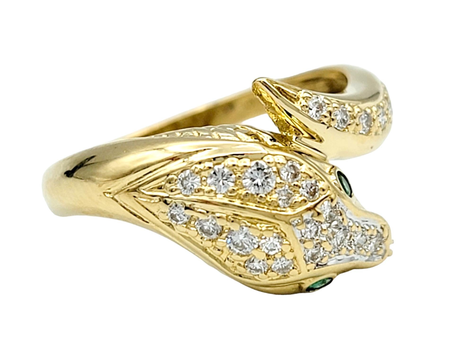 Contemporaneo Anello a serpente con diamante bypass e occhi di smeraldo incastonati in oro giallo 18 carati in vendita
