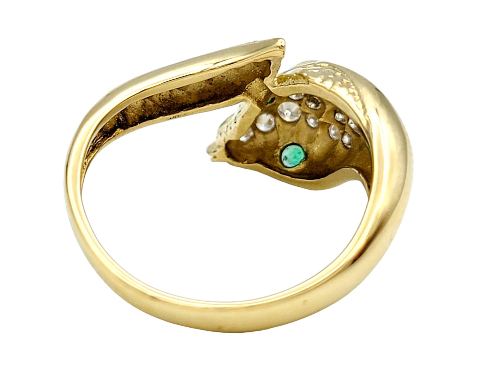 Taglio rotondo Anello a serpente con diamante bypass e occhi di smeraldo incastonati in oro giallo 18 carati in vendita