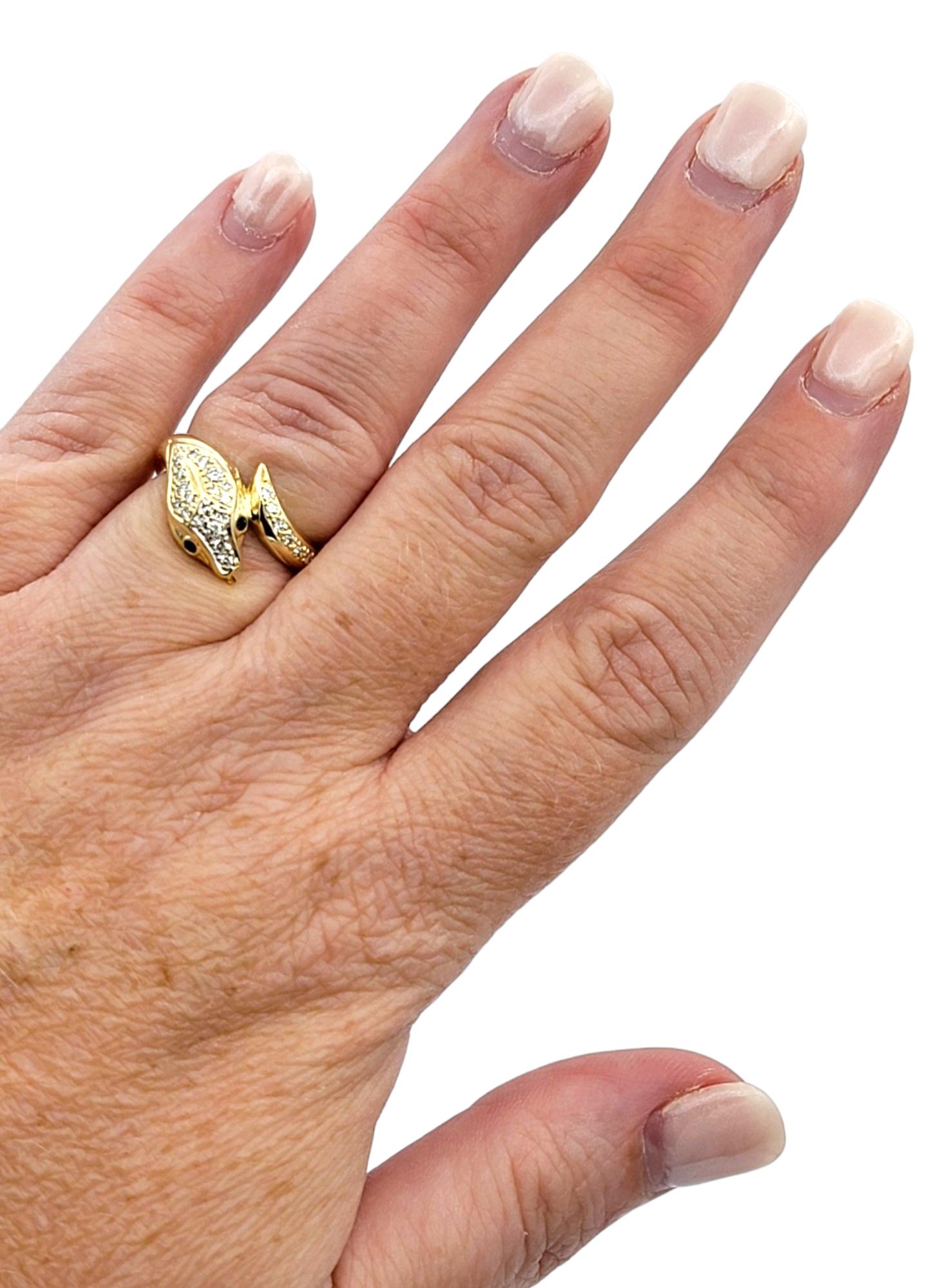 da uomo o donna Anello a serpente con diamante bypass e occhi di smeraldo incastonati in oro giallo 18 carati in vendita