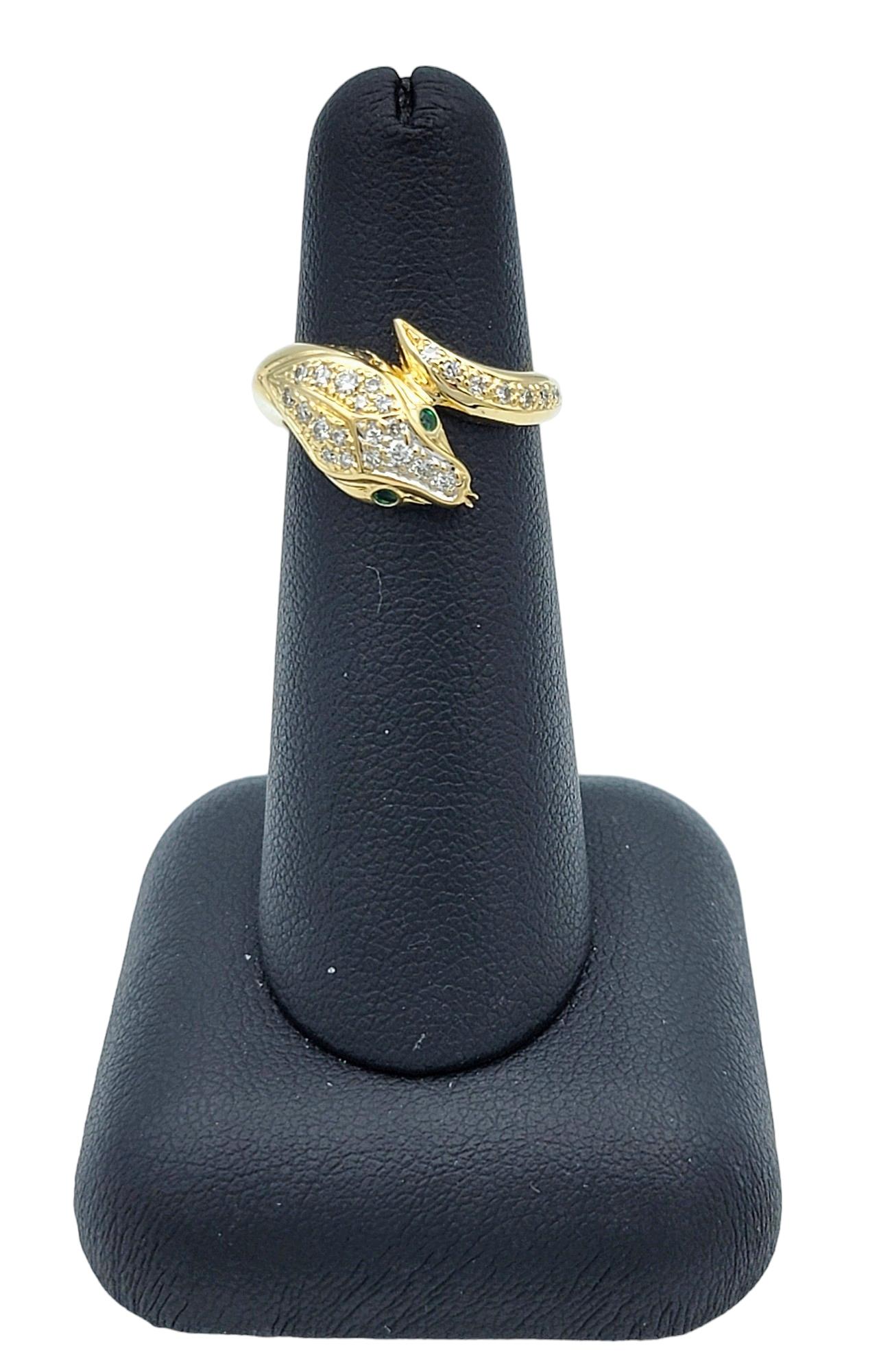 Anello a serpente con diamante bypass e occhi di smeraldo incastonati in oro giallo 18 carati in vendita 2