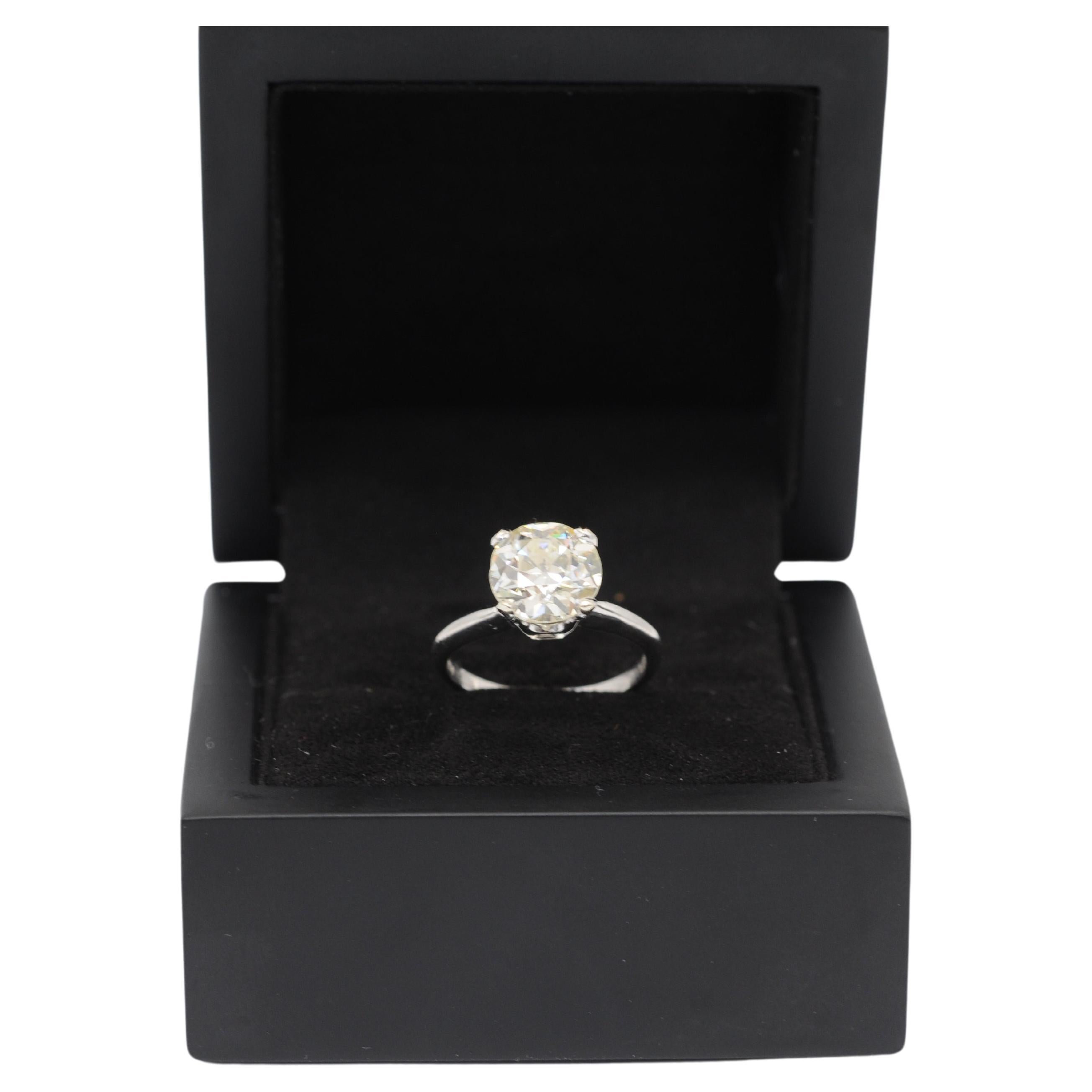 
Indulge in the breathtaking beauty of this exquisite Old European solitaire ring, meticulously set in palladium. A true showstopper and a dazzling statement piece, this ring boasts a stunning diamond with the following attributes:

Gemstone