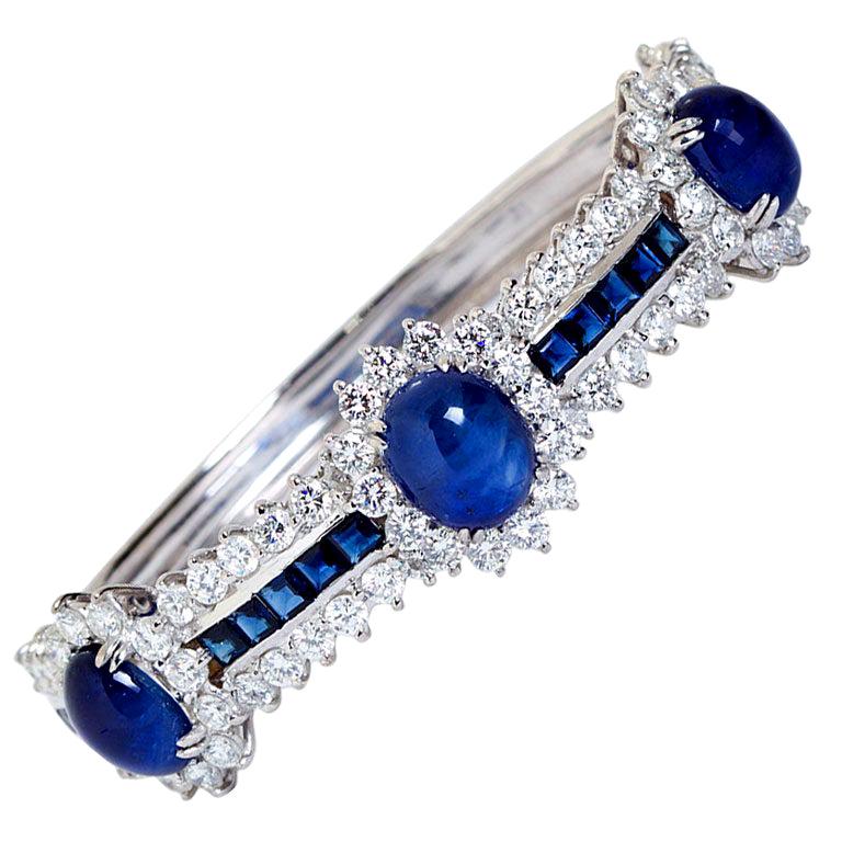 Bracelet jonc élégant en diamants et saphirs cabochon en vente