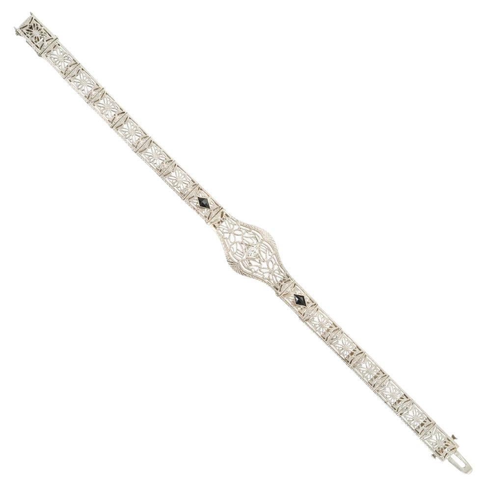 Bracelet filigrane en or blanc avec calibre de diamants et saphirs en vente