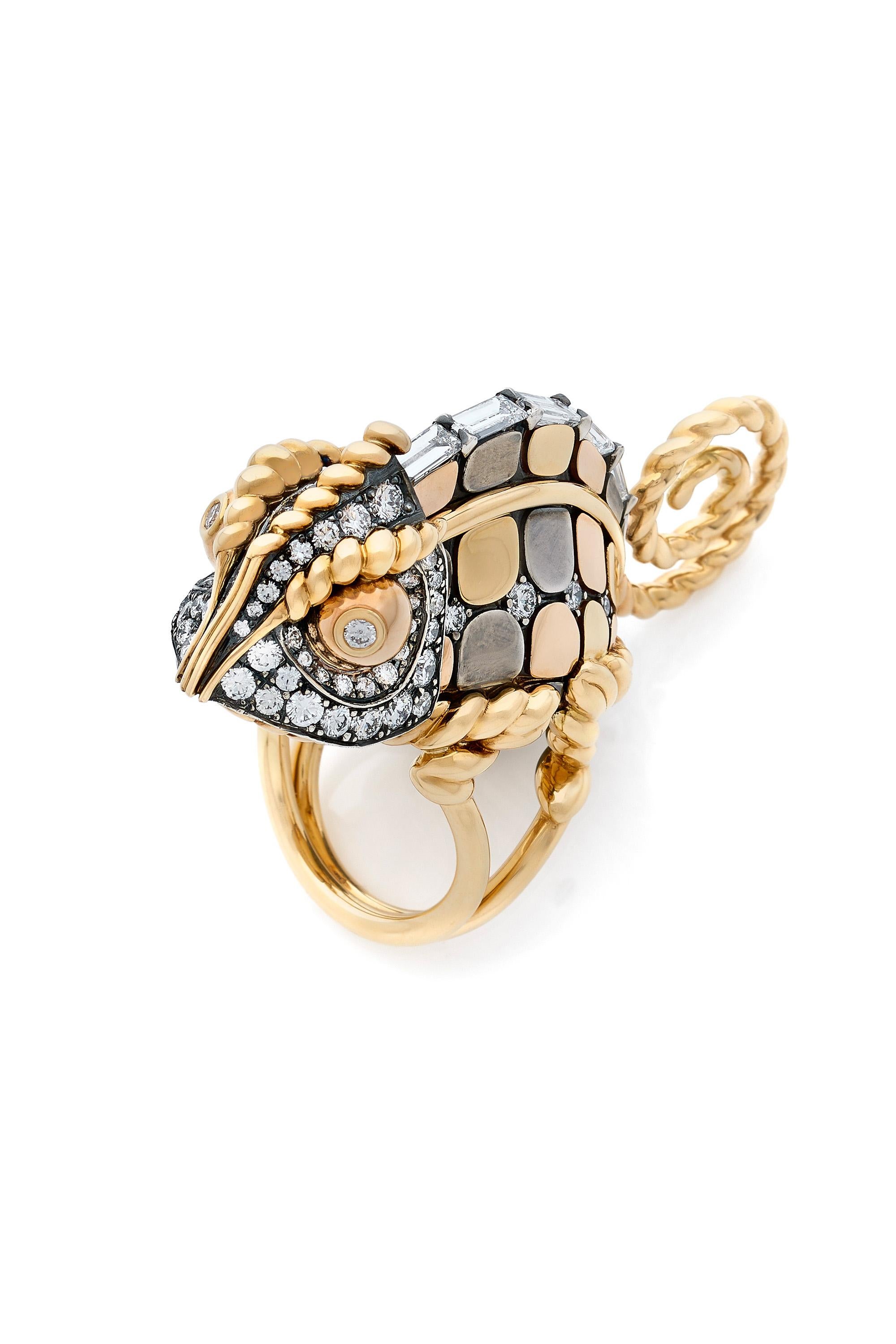 Yellow gold, rose gold and distressed silver ring. Yellow gold, rose gold or distressed silver scales, set with diamonds, and a yellow gold wire. The chameleon's head, encrusted with diamonds, is articulated.

Details:
Diamonds: 2.8 cts
18k Yellow