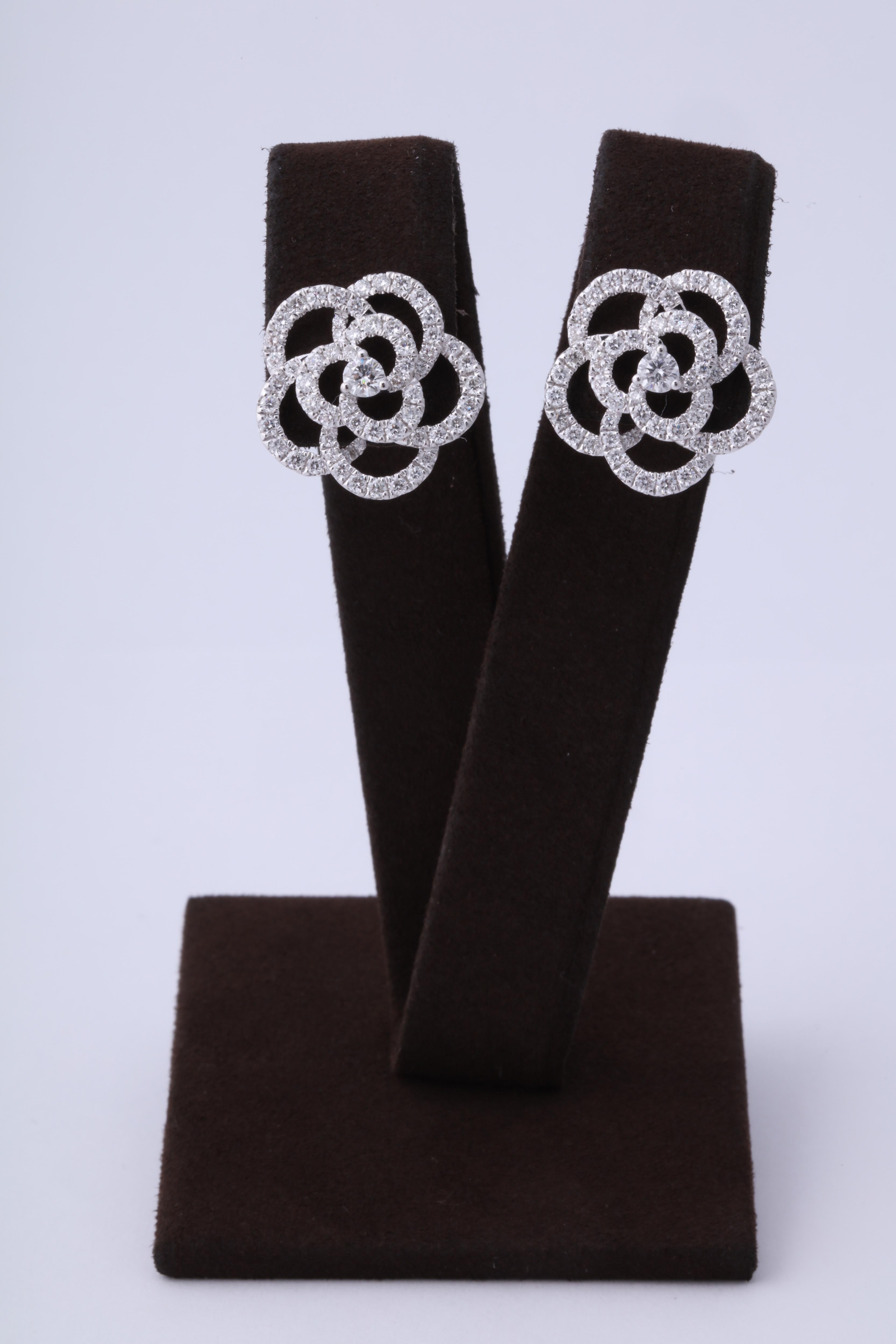 
Il regalo perfetto!

Una splendida Camelia di diamanti con un diamante rotondo più grande al centro. 

1,85 carati di diamanti bianchi incastonati in oro bianco 18 carati 

Circa 3/4 di pollice di diametro