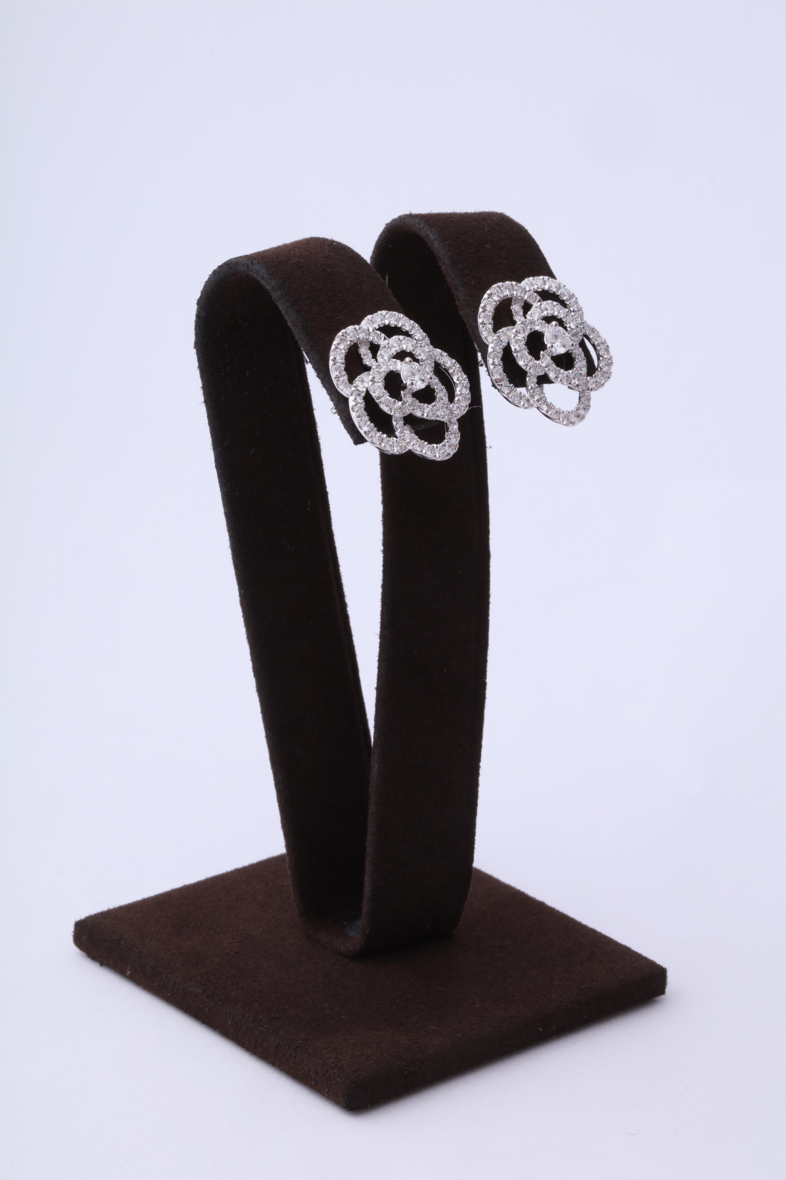 Boucles d'oreilles fleur de camélia en diamant Neuf - En vente à New York, NY