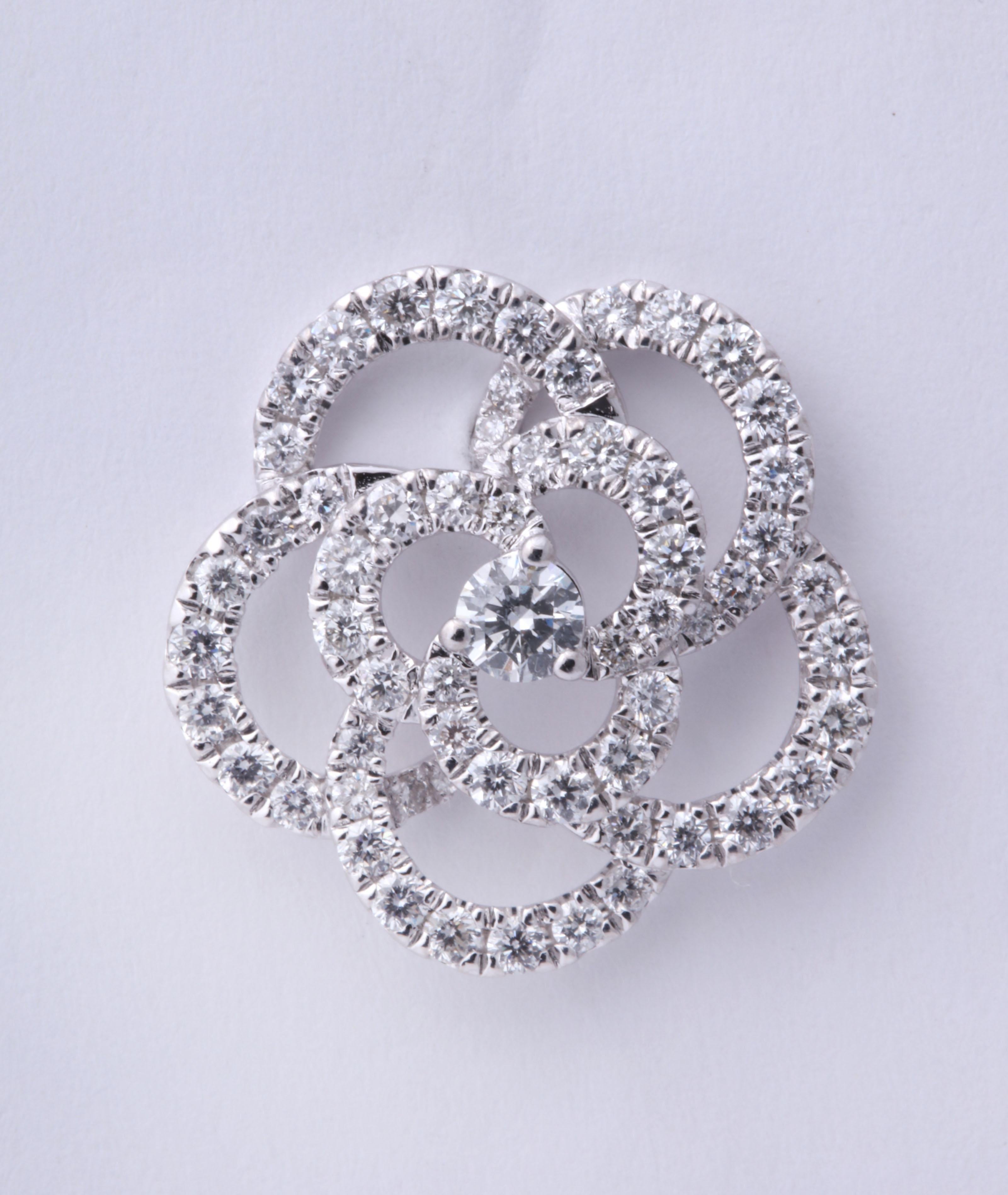 Boucles d'oreilles fleur de camélia en diamant Unisexe en vente