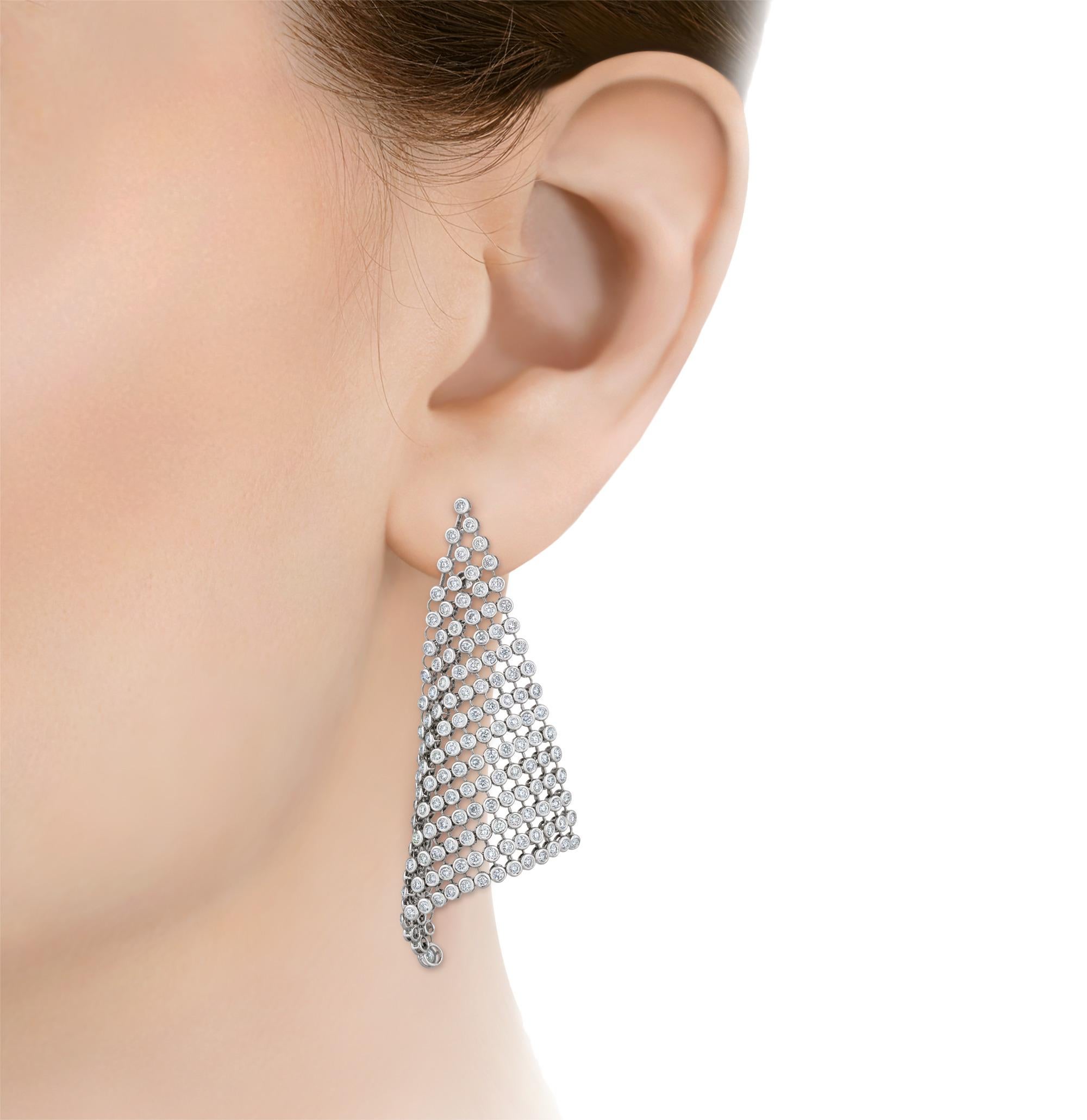 Questi straordinari orecchini a cascata mostrano un'eccezionale maestria grazie al loro innovativo design a drappeggio che imita il movimento fluido del tessuto. Con 306 diamanti tondi brillanti per un totale di 4,71 carati, ogni pietra è
