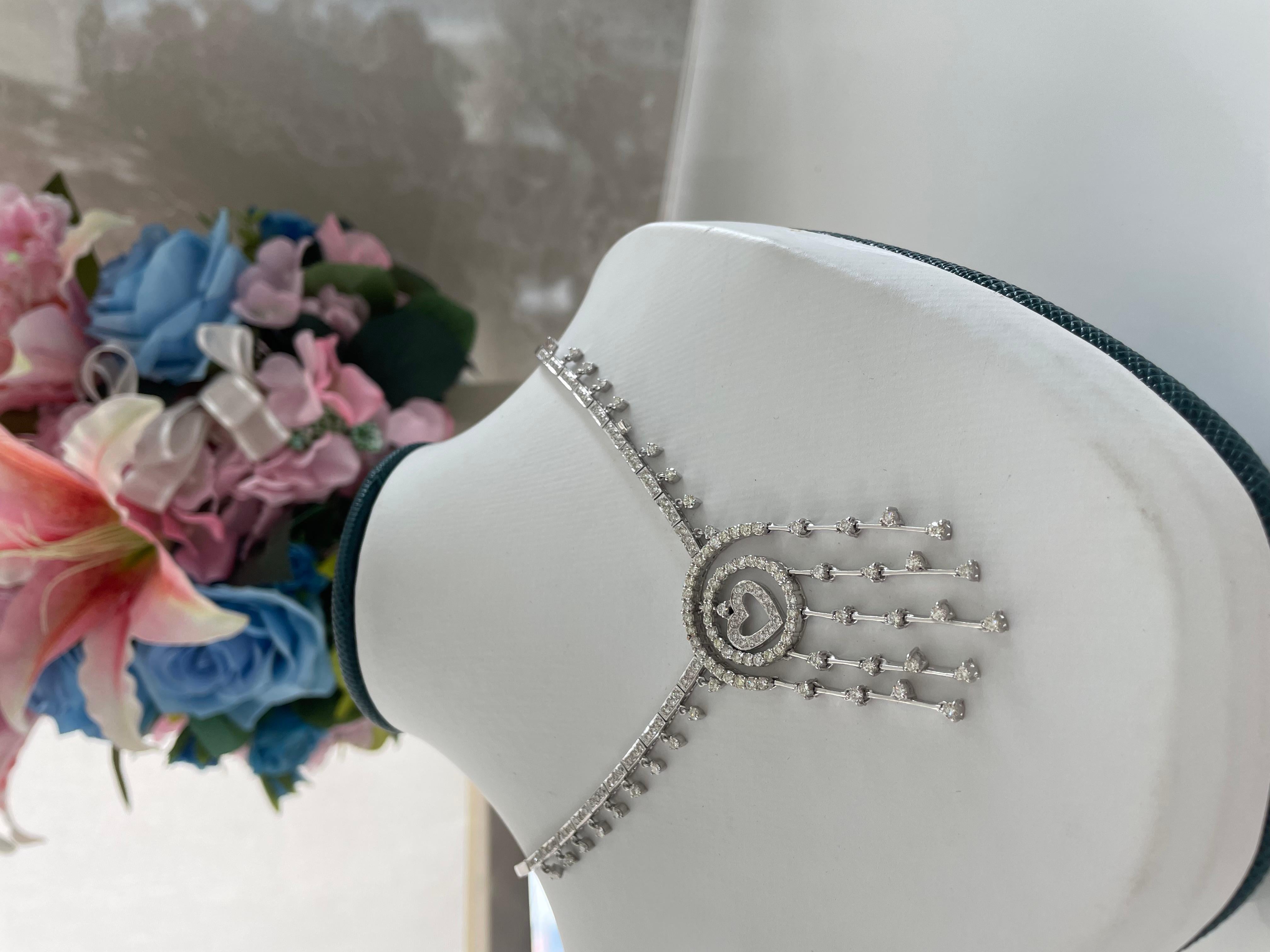 Una sinfonia di brillantezza e grazia, questa magnifica collana di diamanti cattura l'essenza dell'eleganza senza tempo. Sapientemente realizzato a mano in 38,6 grammi di luminoso oro bianco 18 carati, presenta un'accattivante composizione di 4,48