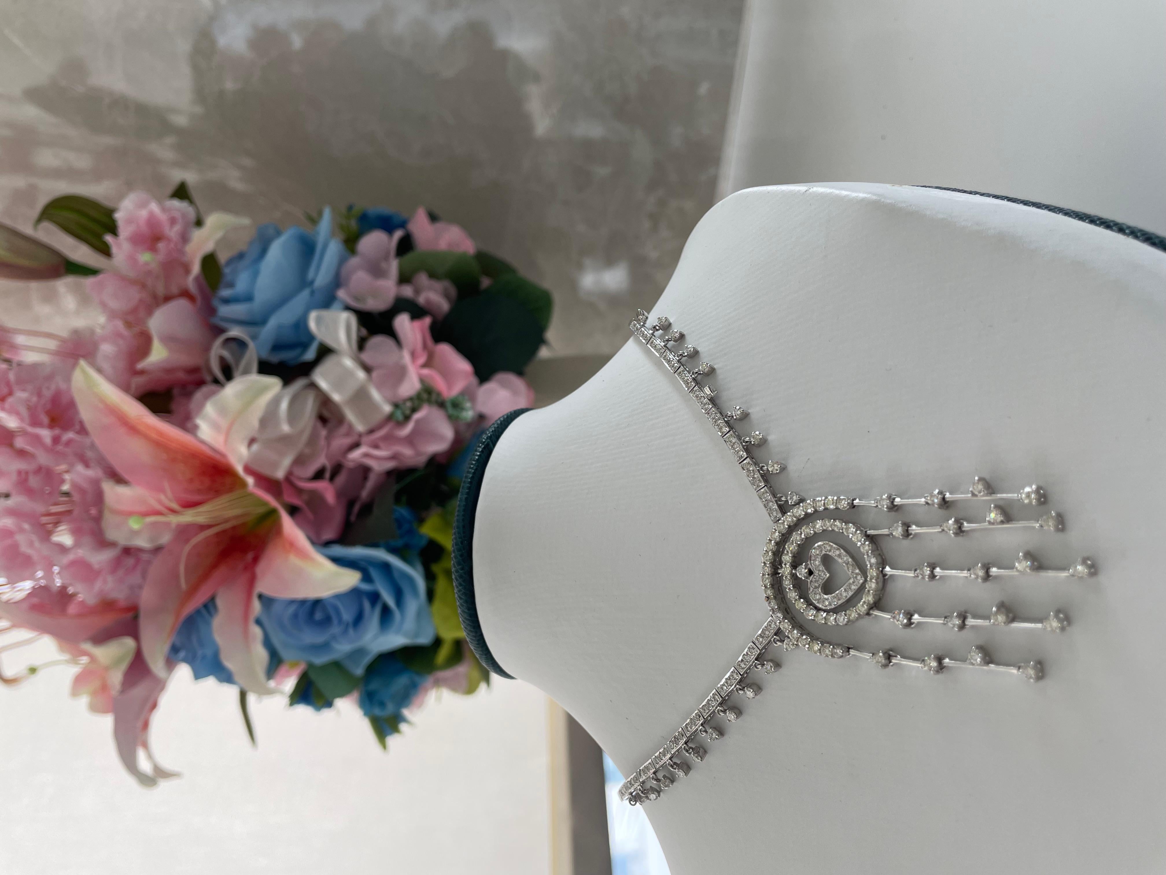 Taglio rotondo Collana a cascata di diamanti in oro bianco 18 carati in vendita