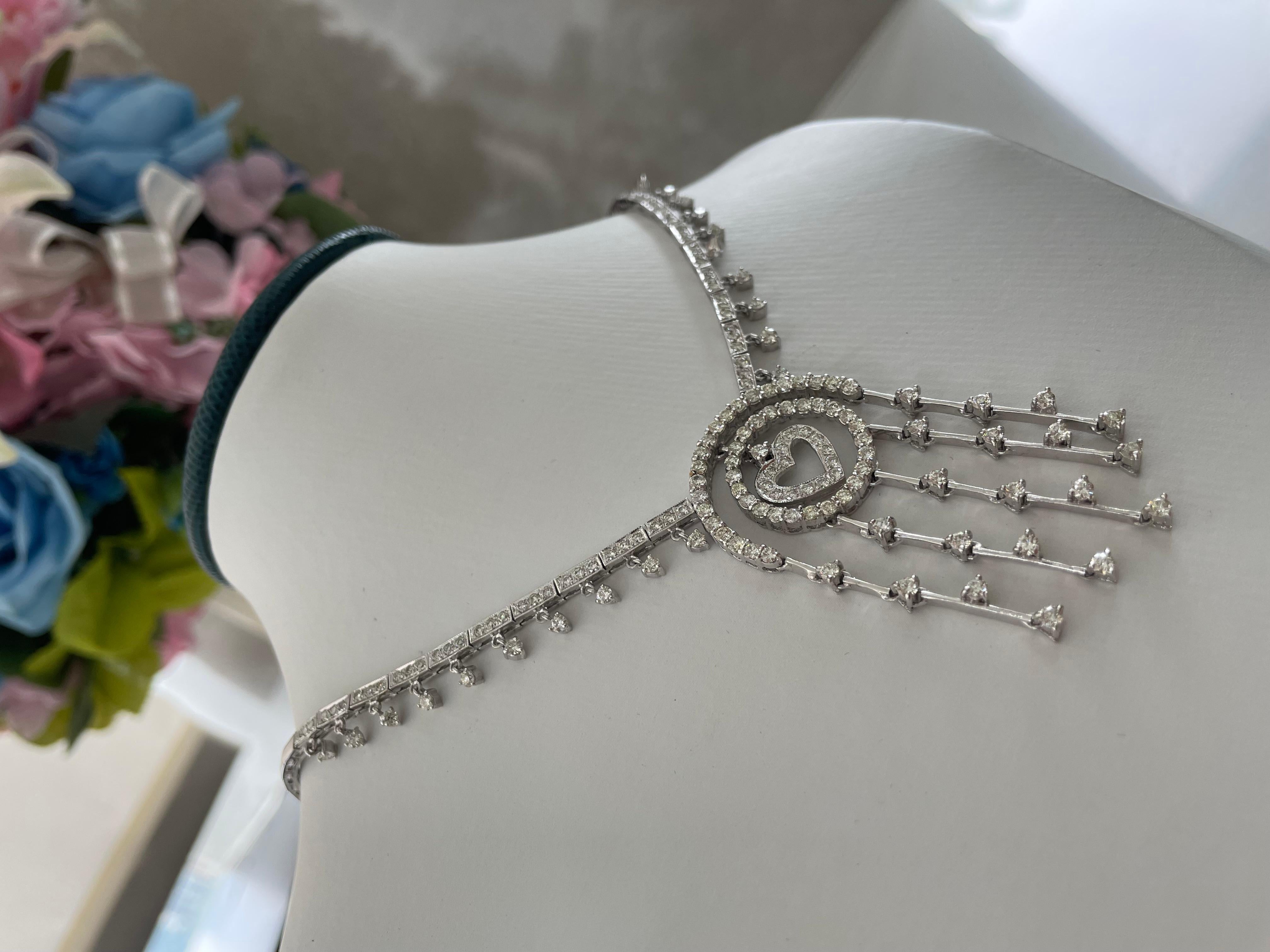 Donna Collana a cascata di diamanti in oro bianco 18 carati in vendita