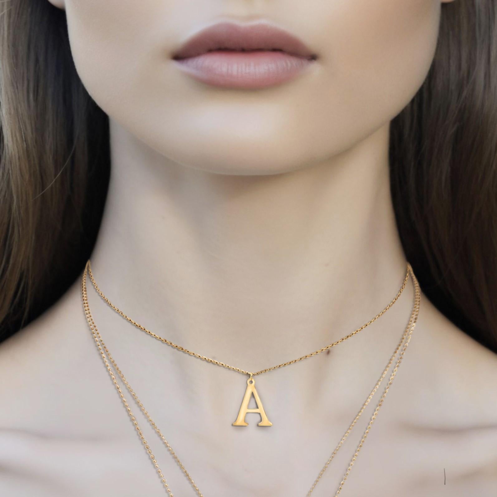 This chic and personalized pendant necklace features a delicate gold chain and a stunning diamond-encrusted letter 
