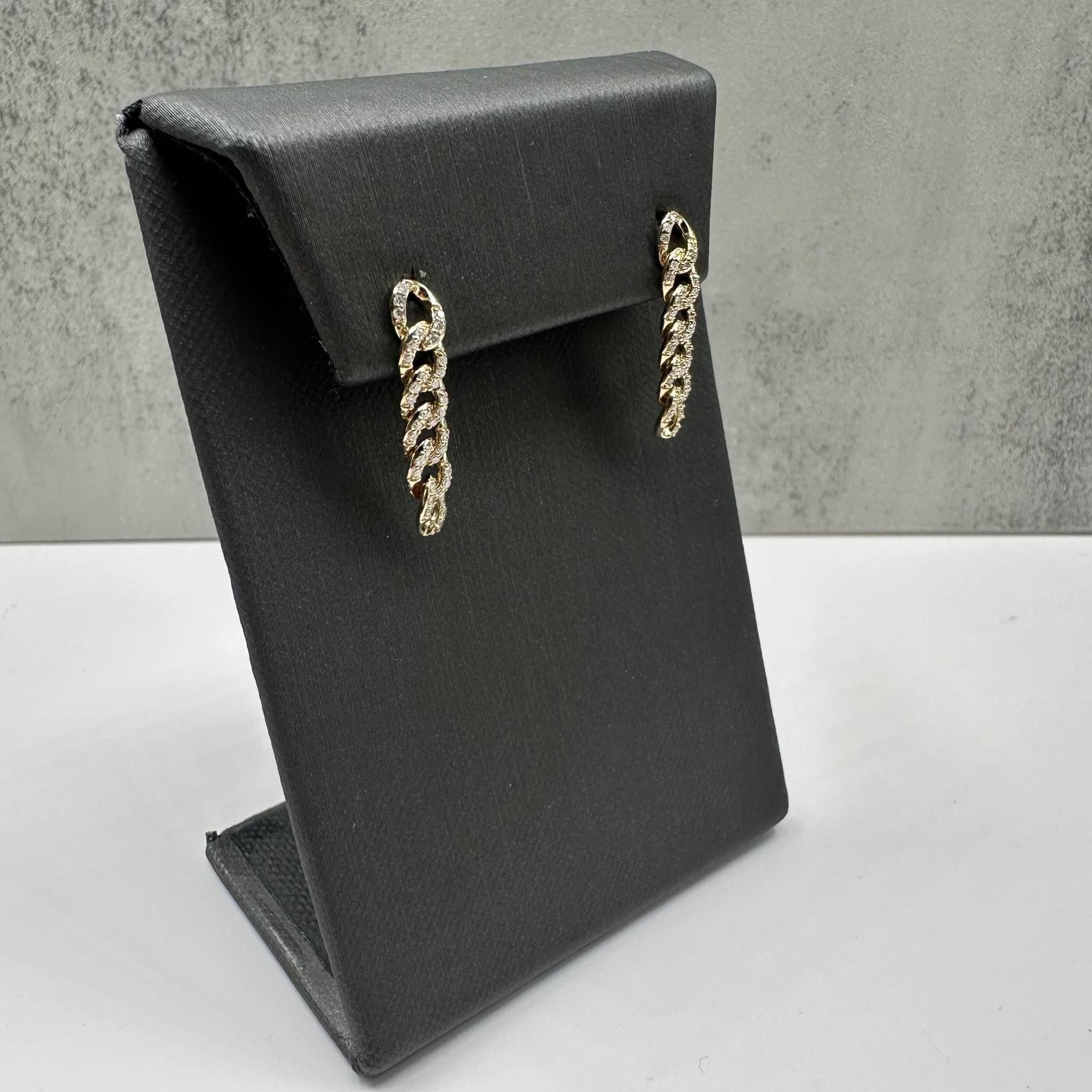 Ces élégantes boucles d'oreilles à maillons en or jaune 10kt sont ornées de 0,25ctw de diamants ronds de taille unique GH SI naturels, offrant un éclat brillant dans un design chic et moderne. Avec un poids de 1,8 gramme, ils sont à la fois