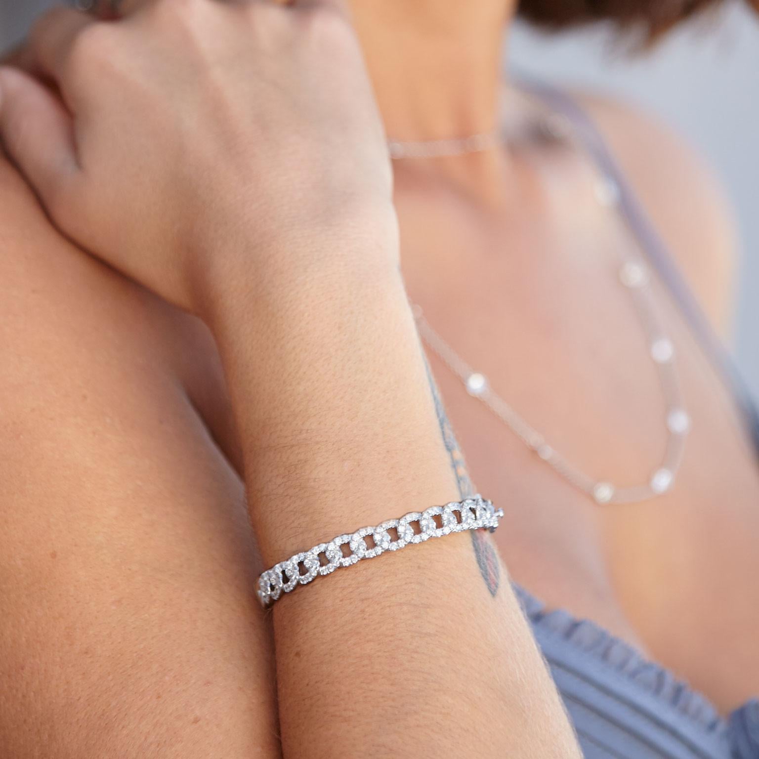 2.79 carat Pave Diamond Chain Link Hinge Lock Bangle Bracelet in 18 karat  In New Condition For Sale In Miami, FL
