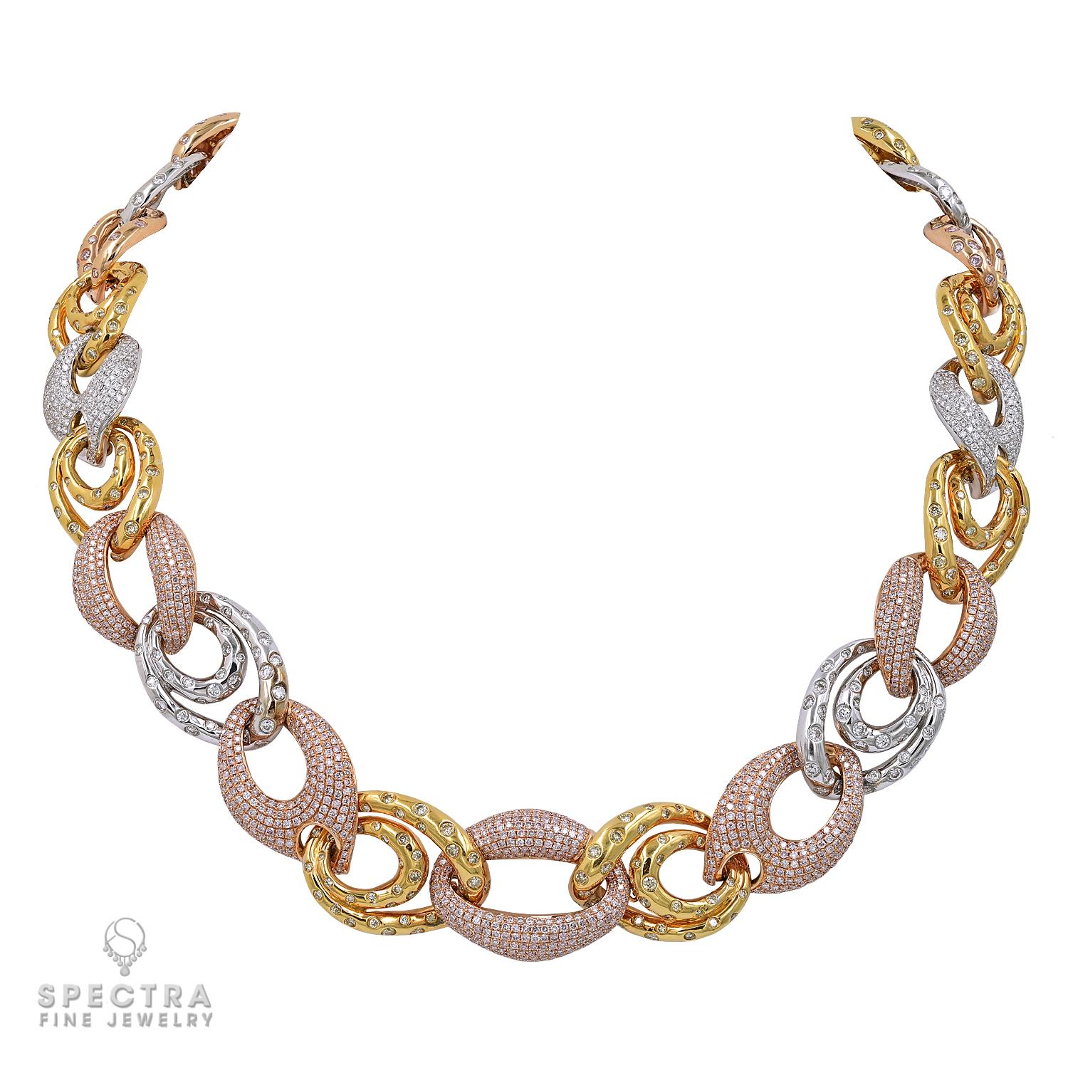 Questa suite Demi Parure contemporanea, realizzata nel XXI secolo, è un capolavoro ipnotico che danza al ritmo di eleganza e creatività. Composta da una collana a maglie e da un paio di orecchini a goccia, la parure è una sinfonia di scintille e oro