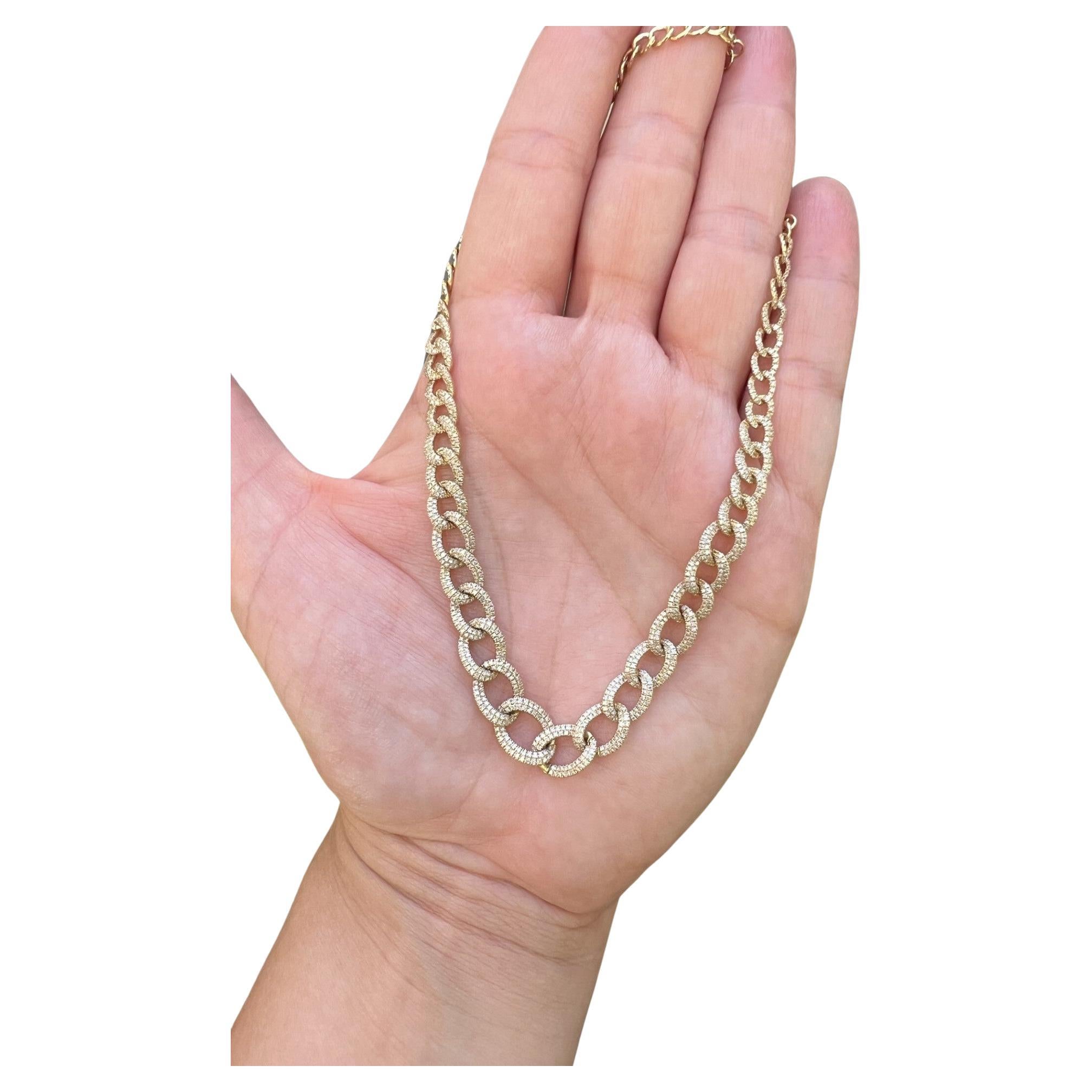 Découvrez le summum du luxe avec notre collier à maillons en diamants, méticuleusement réalisé en or jaune 14k. Cette pièce exquise présente une série de maillons au design complexe, ornés de diamants éblouissants, totalisant 2,50 carats. Chaque
