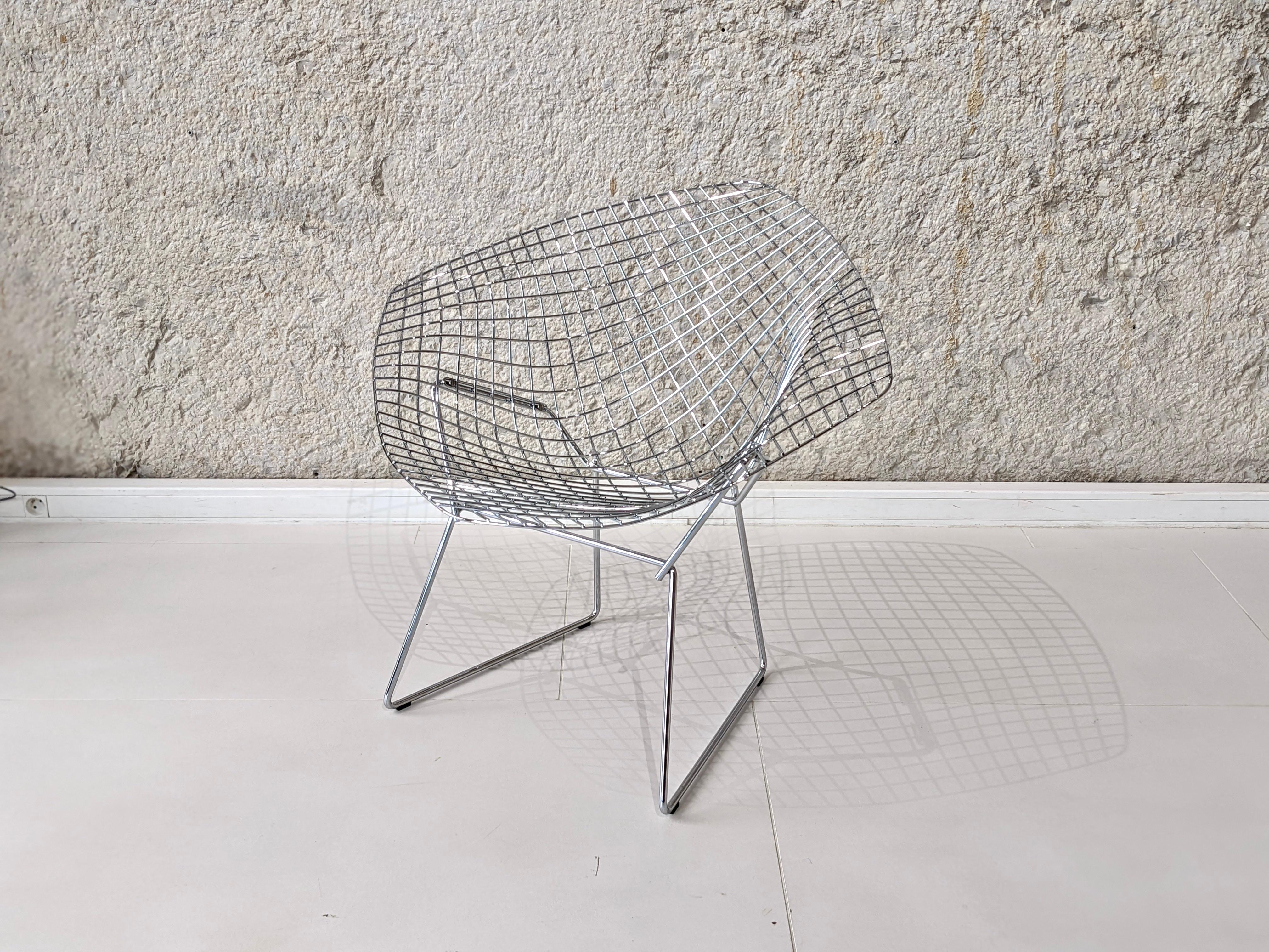 Diamond chair by Harry Bertoia for Knoll. 
The chair is in chromed steel. 1970s. Perfect condition.
The chair is signed on the back (see photo)
Dimensions: H 75 cm x W 85 cm x D 73 cm.