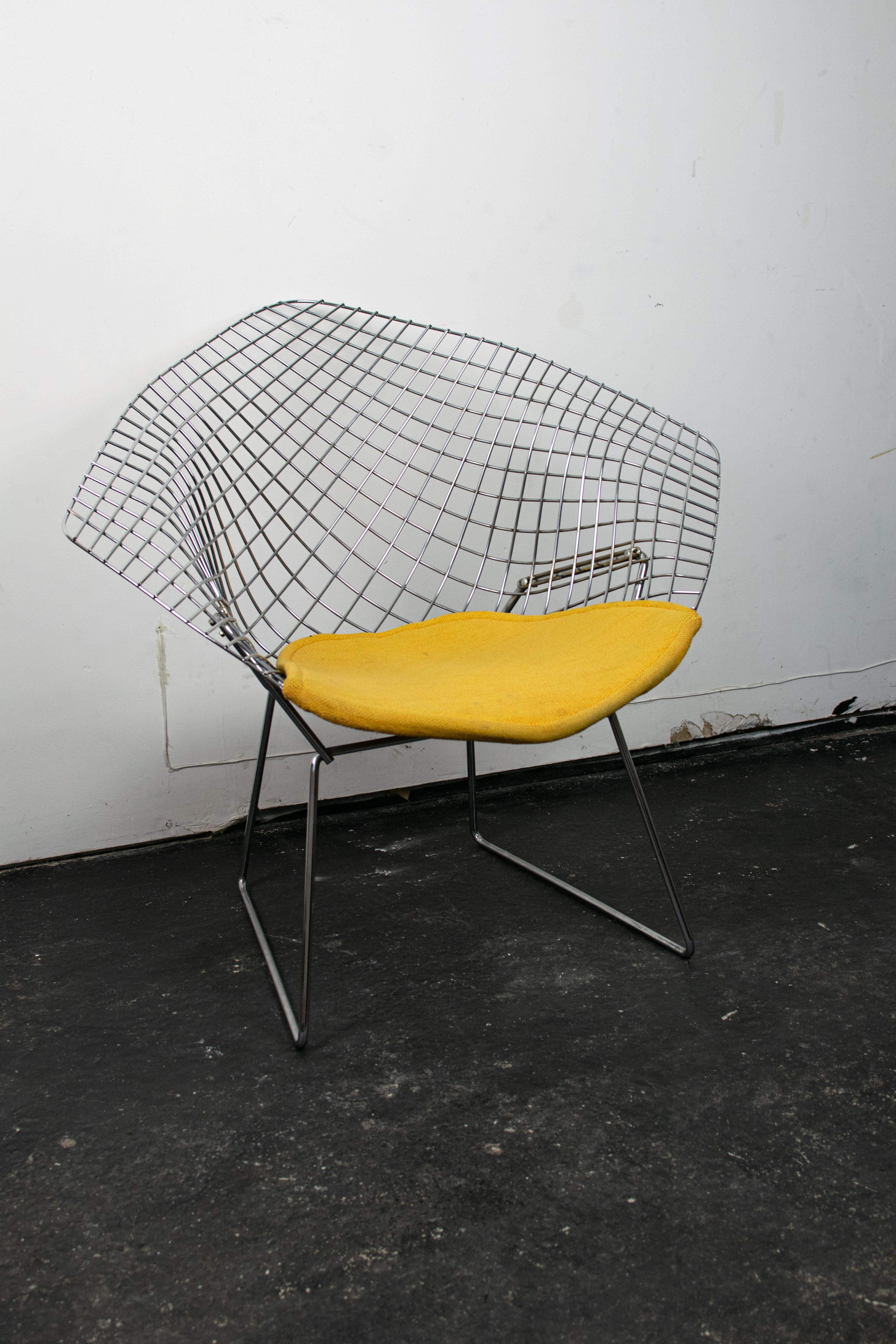 Récompensée par le prix du créateur de l’année en 1955, la chaise Diamond réalisée par Harry Bertoia fait partie des fauteuils les plus légers et les plus vendus de l’histoire du mobilier. Editée par KNOLL à partir de 1952, cette pièce emblématique