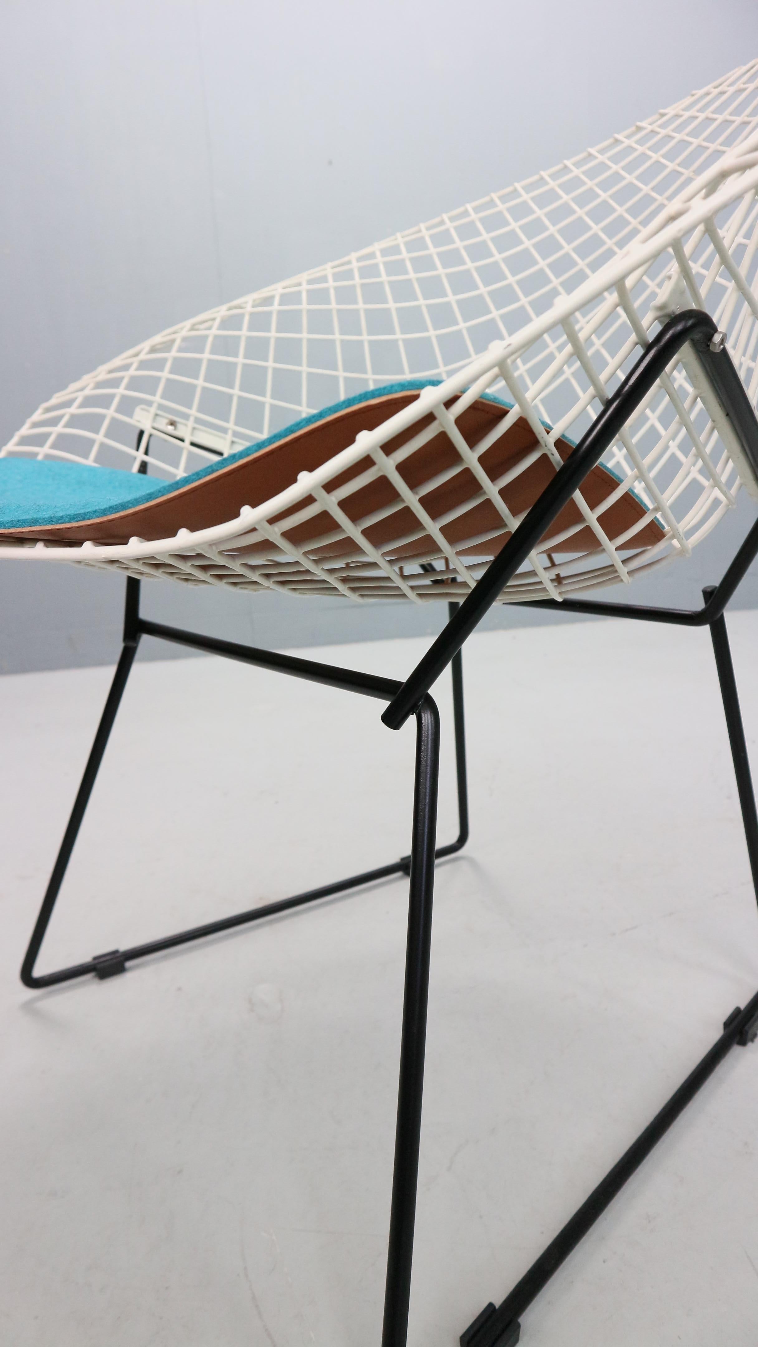 Diamond chair by Harry Bertoia in white & black metal and new blue seating 1960s For Sale 2