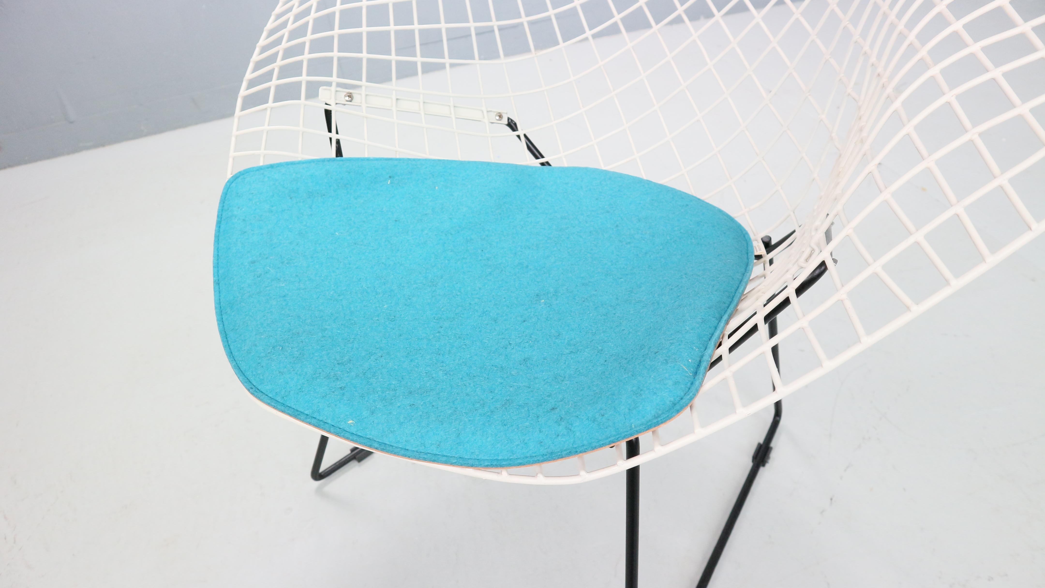 Diamond chair by Harry Bertoia in white & black metal and new blue seating 1960s For Sale 3