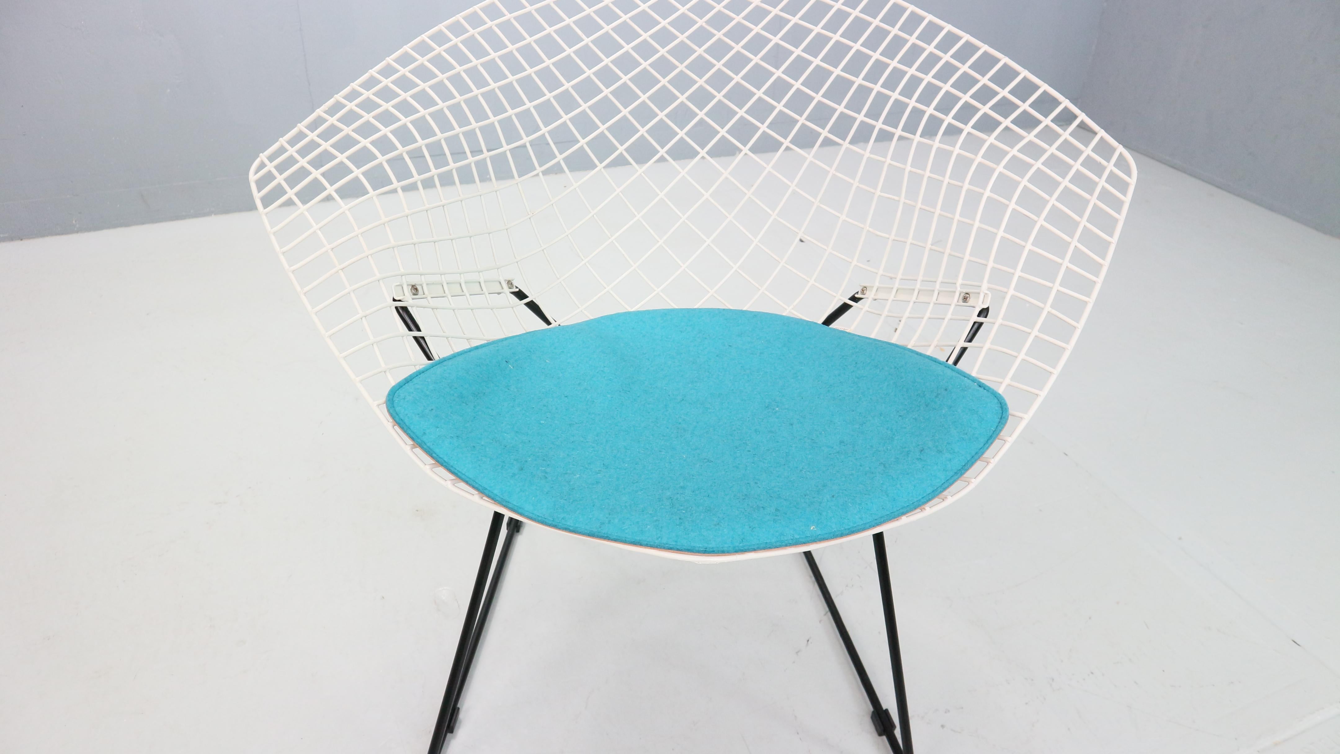 Diamond chair by Harry Bertoia in white & black metal and new blue seating 1960s For Sale 4