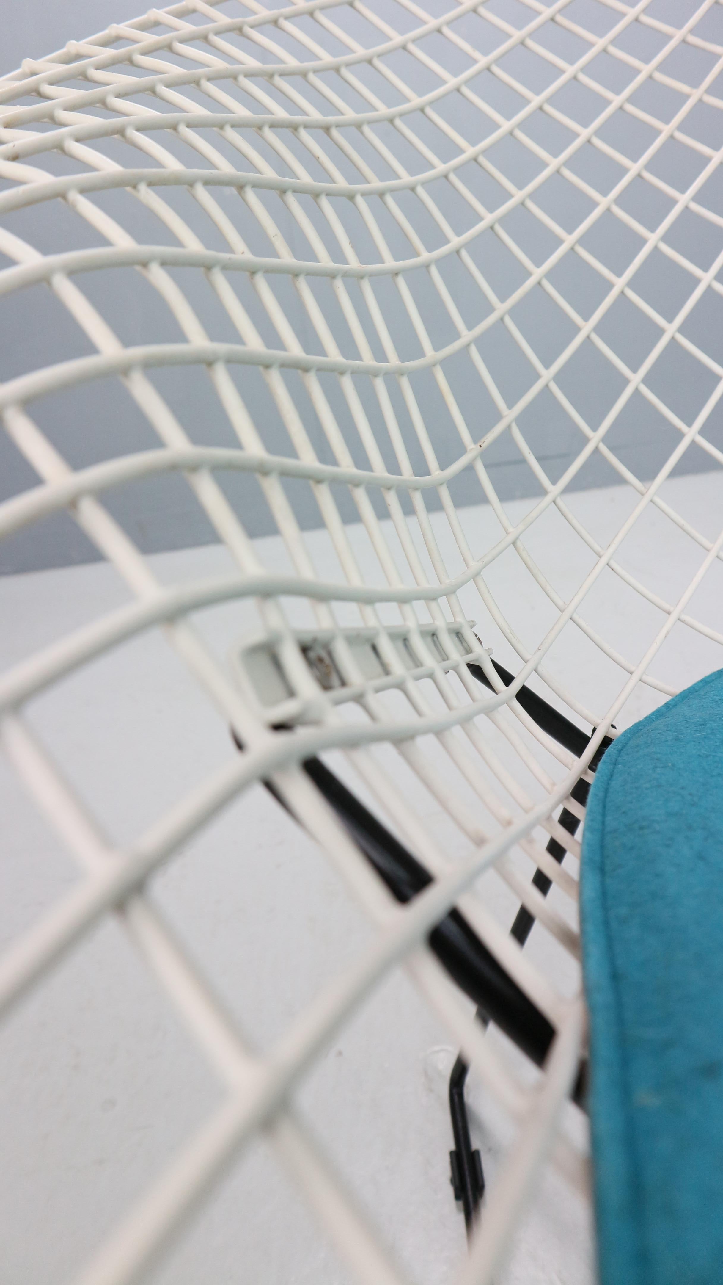 Diamond chair by Harry Bertoia in white & black metal and new blue seating 1960s For Sale 5
