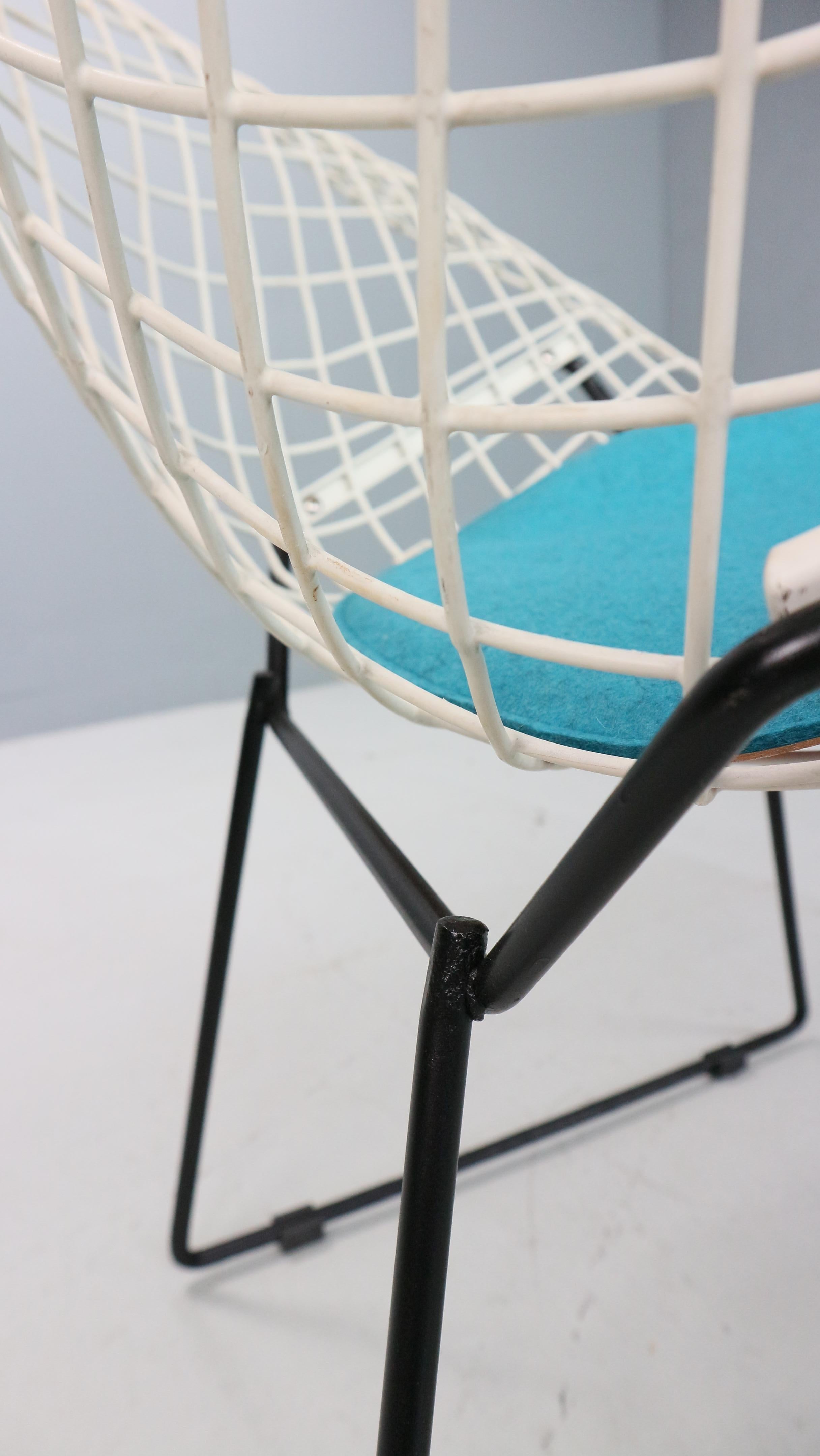 Diamond chair by Harry Bertoia in white & black metal and new blue seating 1960s For Sale 6