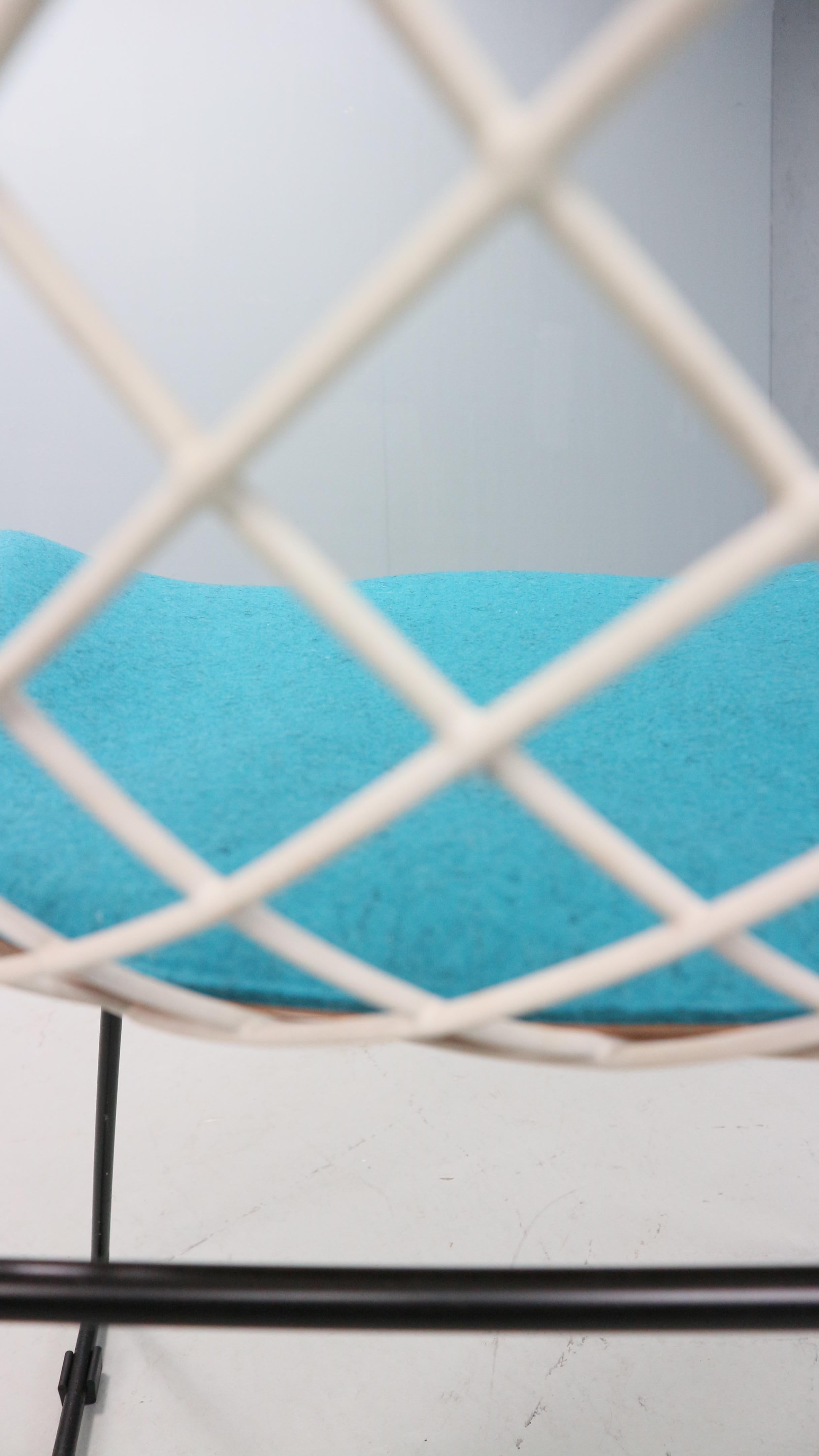 Diamond chair by Harry Bertoia in white & black metal and new blue seating 1960s For Sale 7