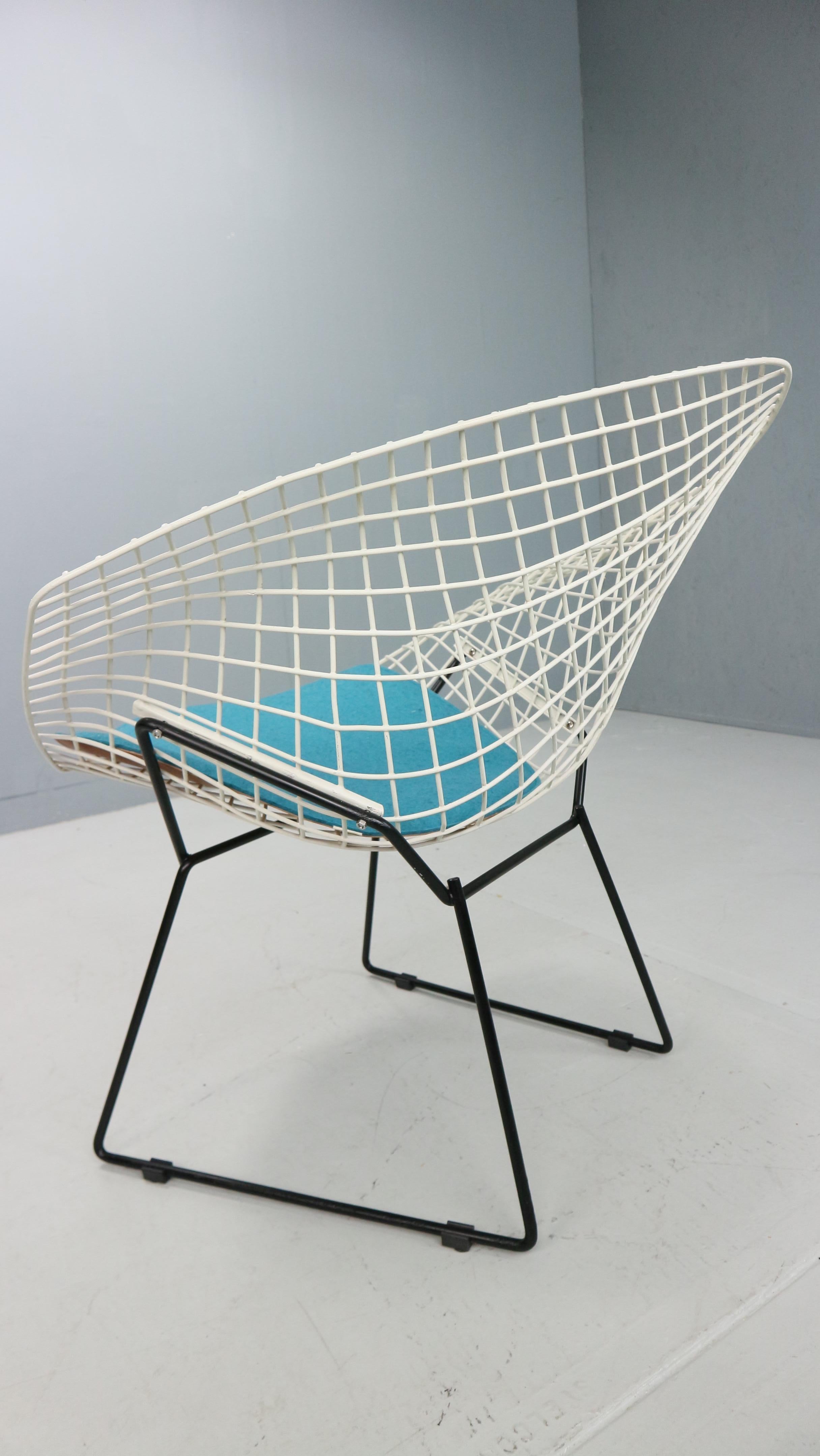 American Diamond chair by Harry Bertoia in white & black metal and new blue seating 1960s For Sale