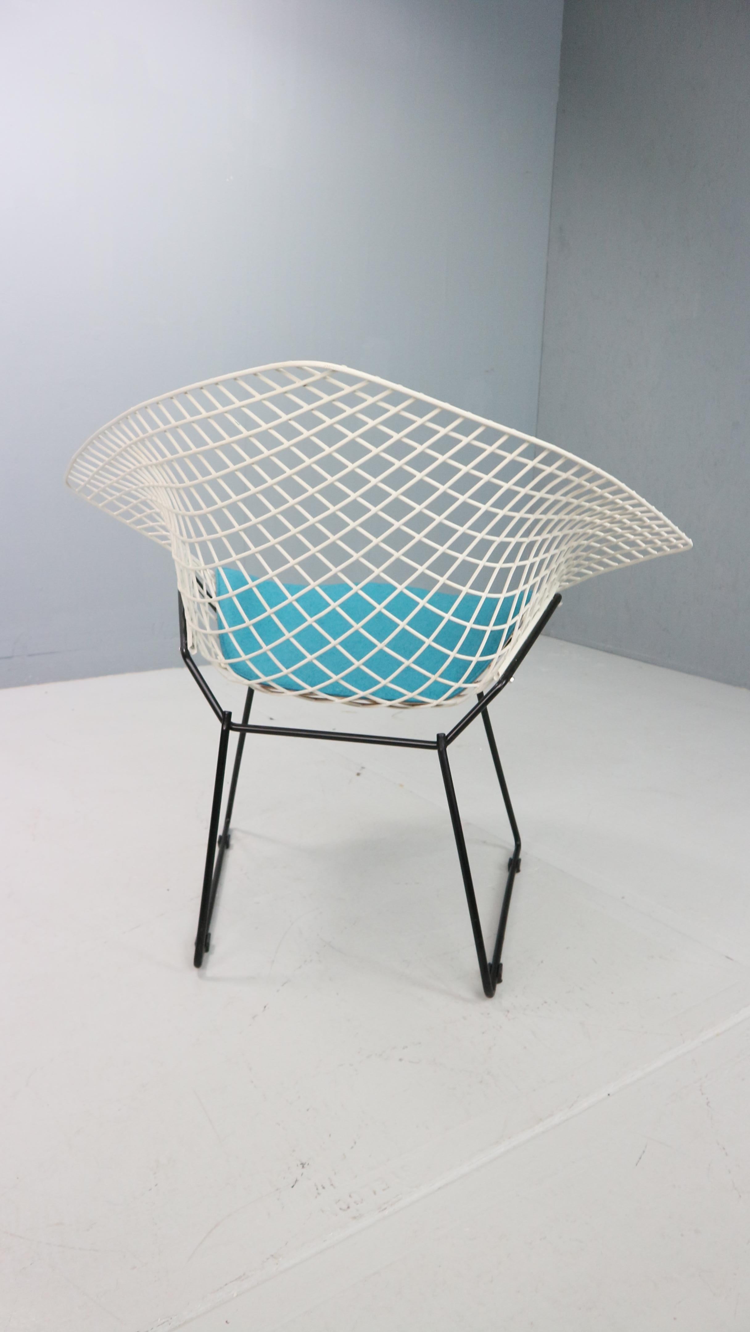 Welded Diamond chair by Harry Bertoia in white & black metal and new blue seating 1960s For Sale