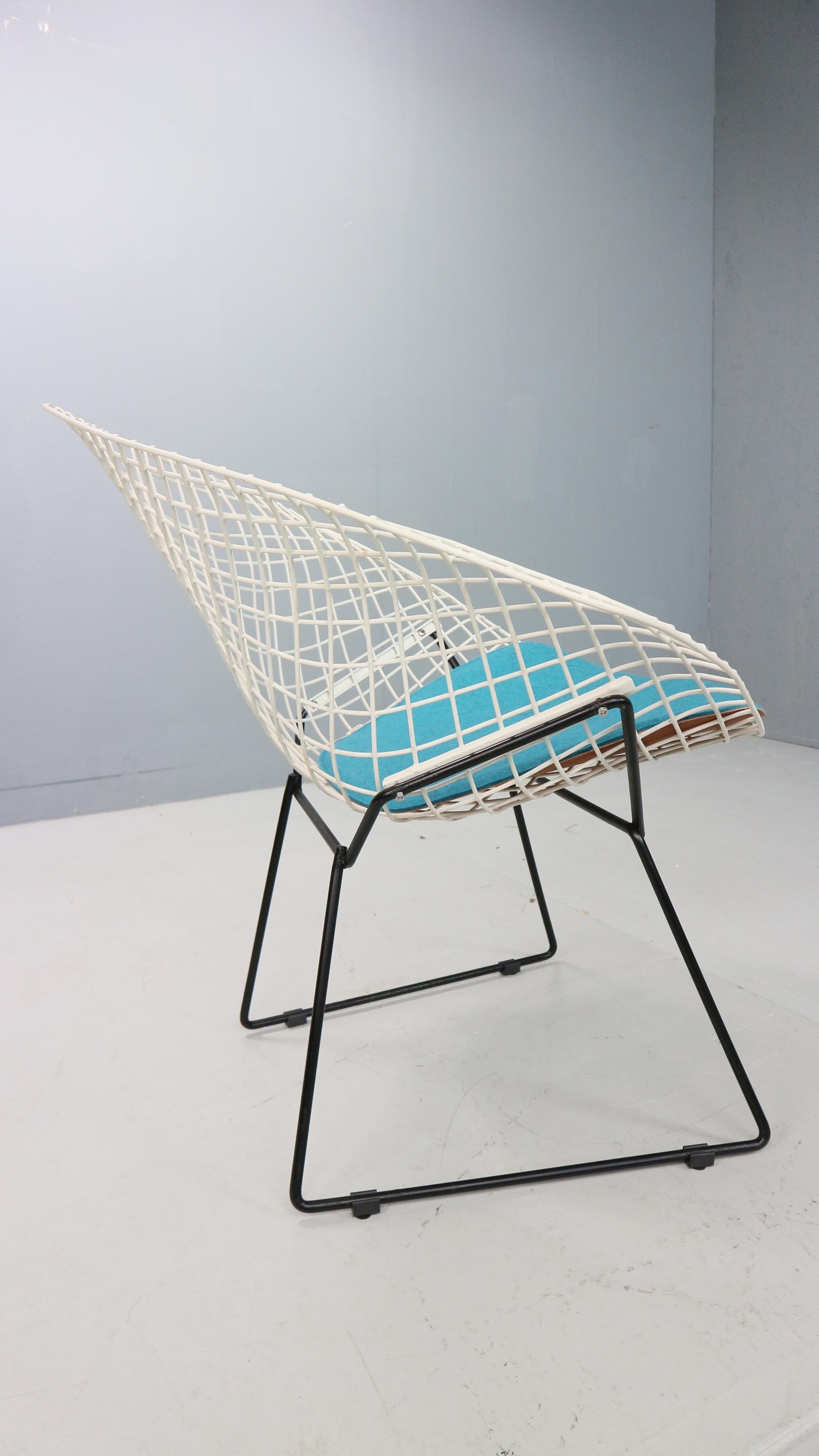 Diamond chair by Harry Bertoia in white & black metal and new blue seating 1960s In Good Condition For Sale In The Hague, NL