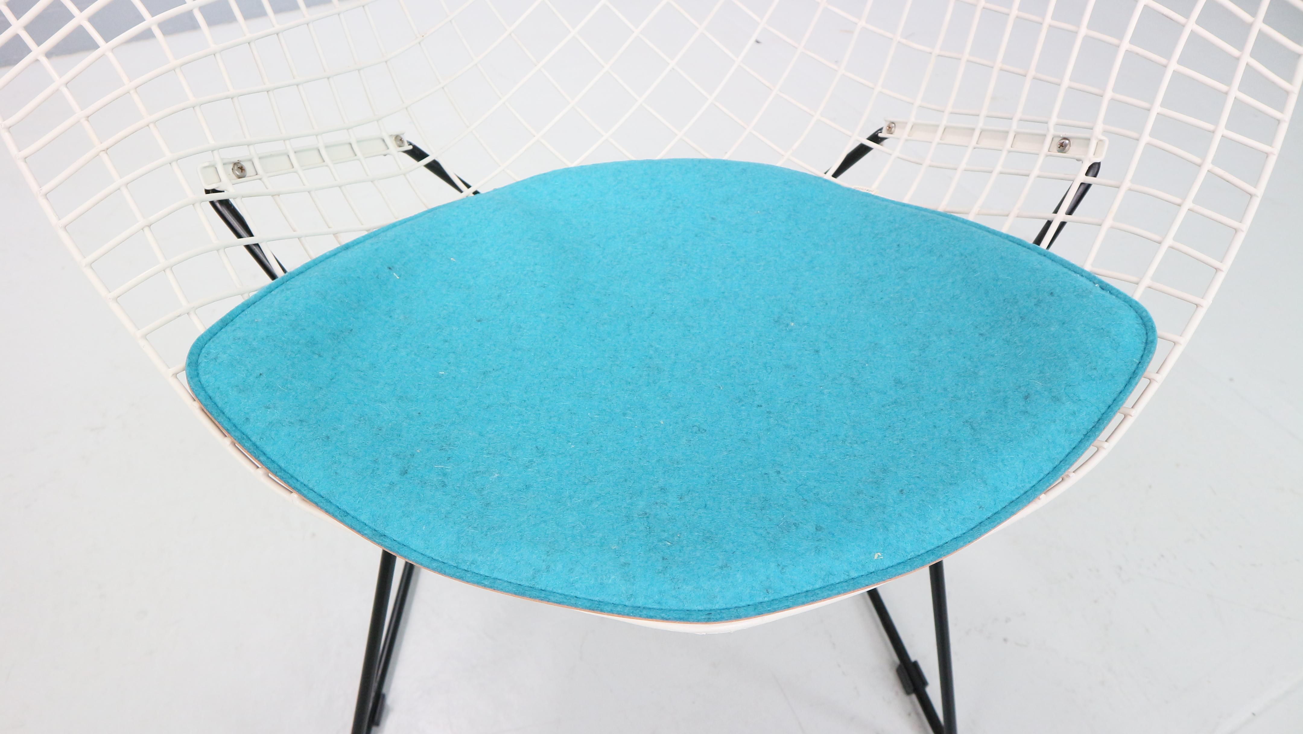 20th Century Diamond chair by Harry Bertoia in white & black metal and new blue seating 1960s For Sale