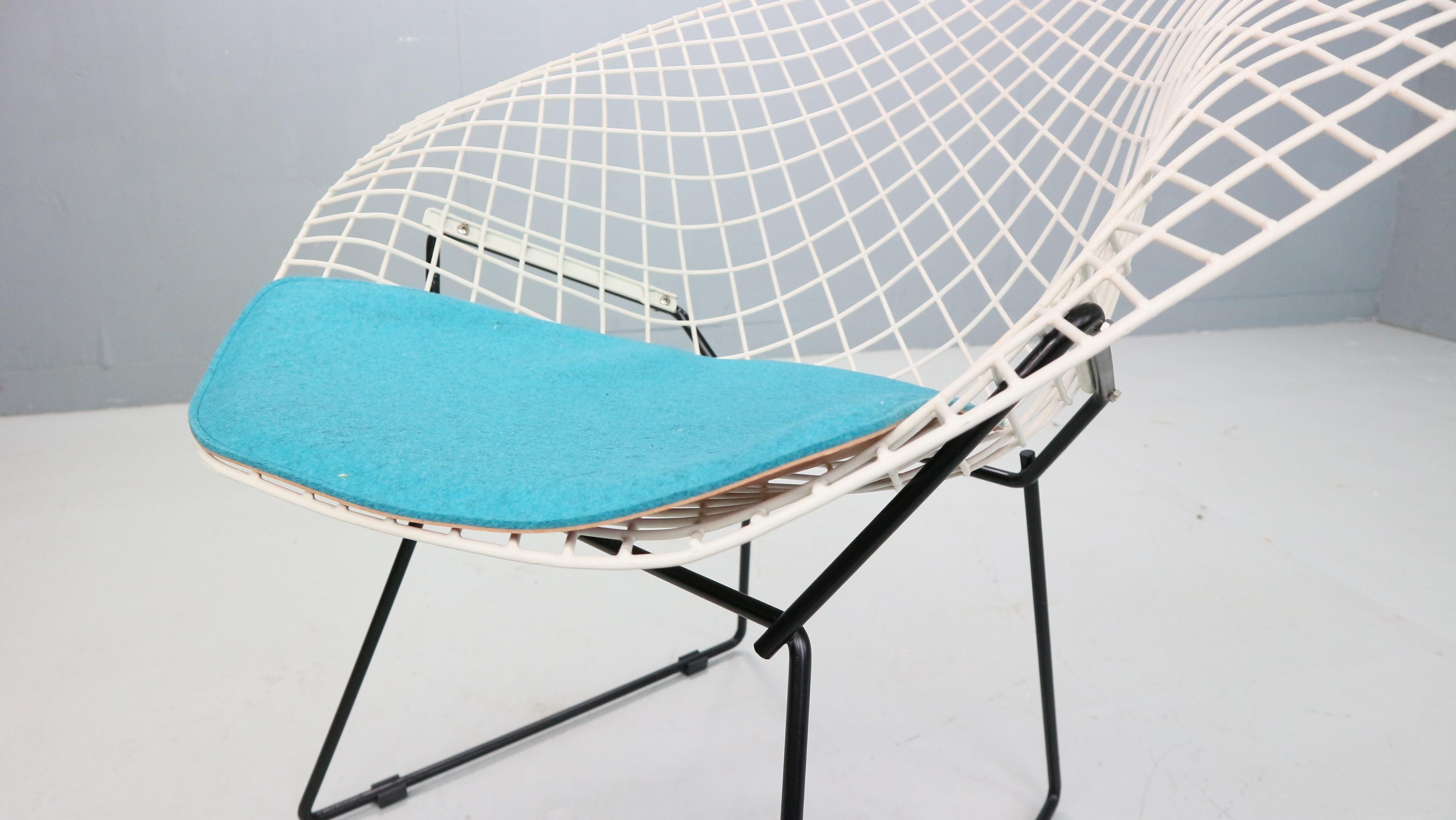 Diamond chair by Harry Bertoia in white & black metal and new blue seating 1960s For Sale 1